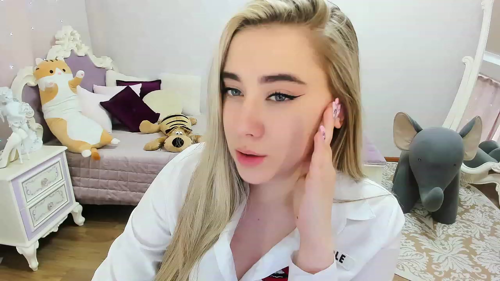Gallery image thumbnail from Auroraa__'s myfreecams stream on, 02/19/2023, 12:00 image 11 of 20