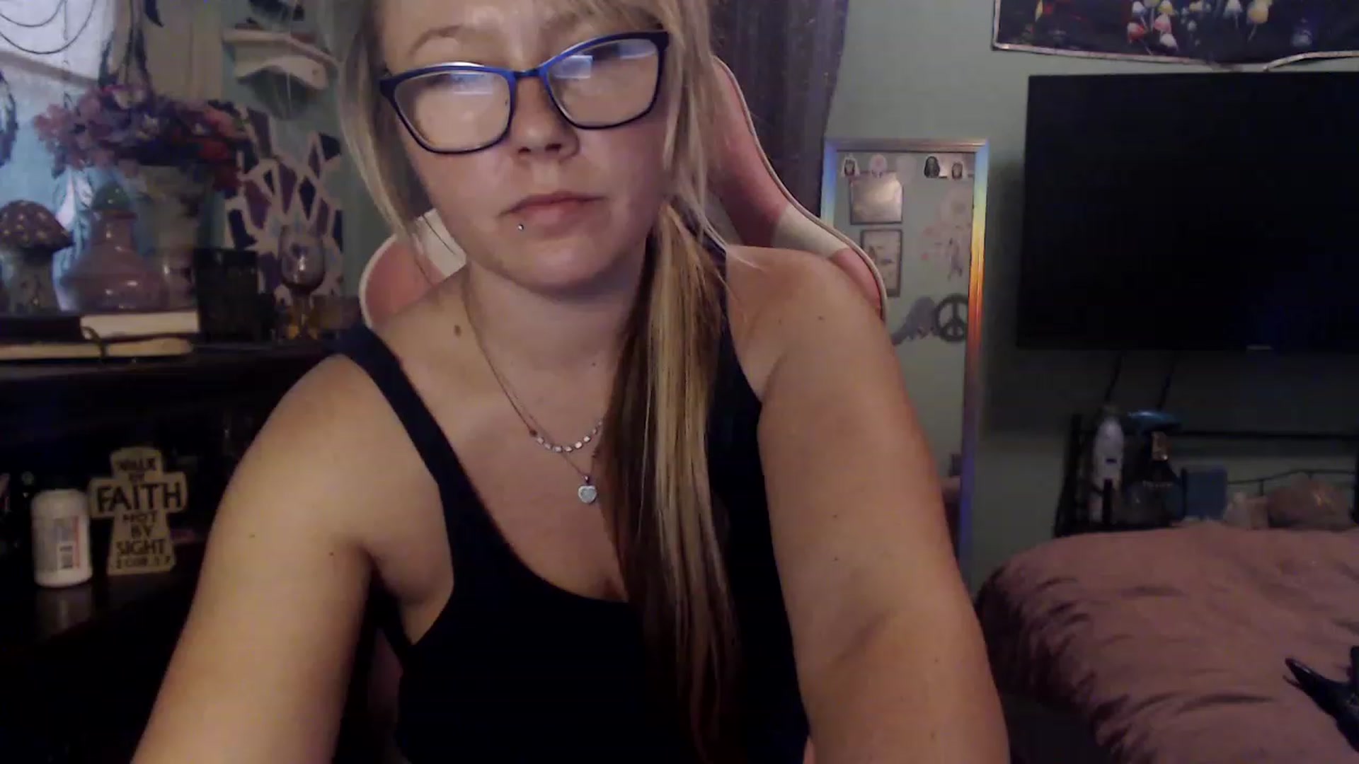 Gallery image thumbnail from AutumnEnvy's myfreecams stream on, 11/22/2022, 19:26 image 4 of 20
