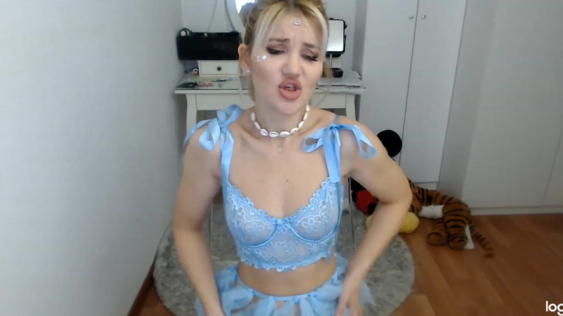 Gallery image thumbnail from AutumnJewel's myfreecams stream on, 11/18/2023, 08:57 image 6 of 20