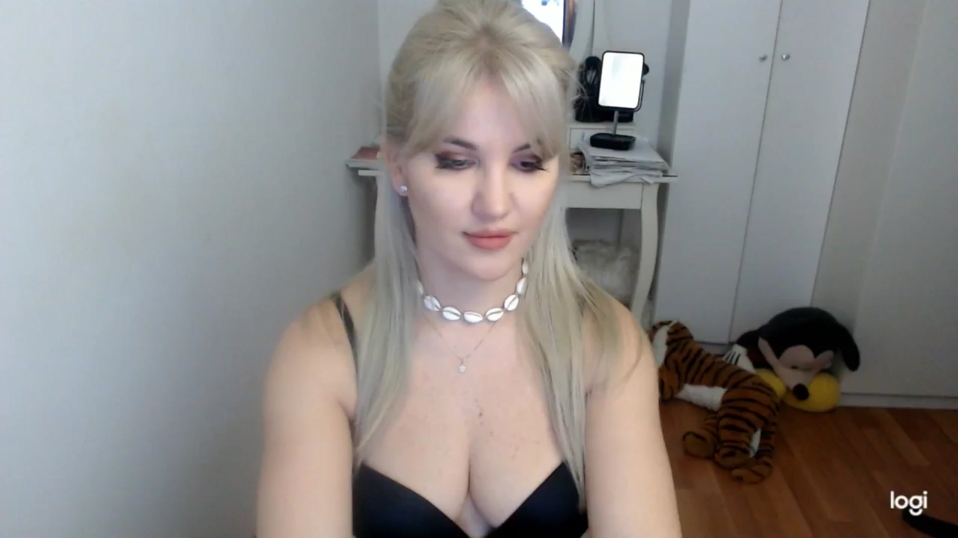 Gallery image thumbnail from AutumnJewel's myfreecams stream on, 12/04/2025, 09:33 image 1 of 20