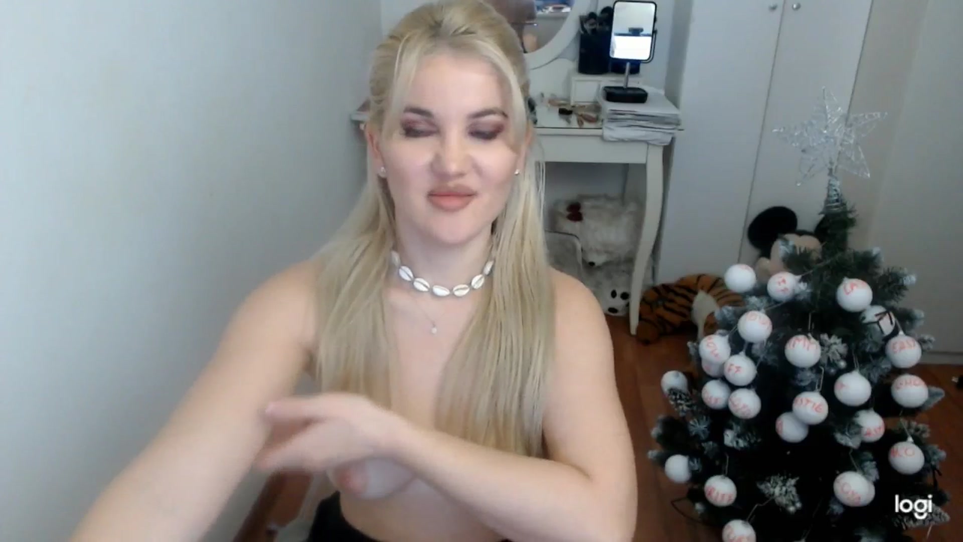 Gallery image thumbnail from AutumnJewel's myfreecams stream on, 12/10/2025, 09:28 image 17 of 20