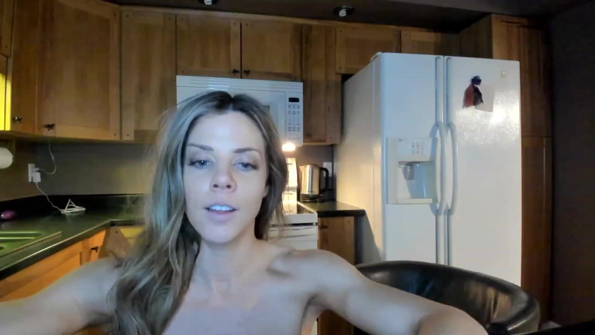 Gallery image thumbnail from Auvrielle's myfreecams stream on, 12/15/2022, 18:29 image 17 of 20