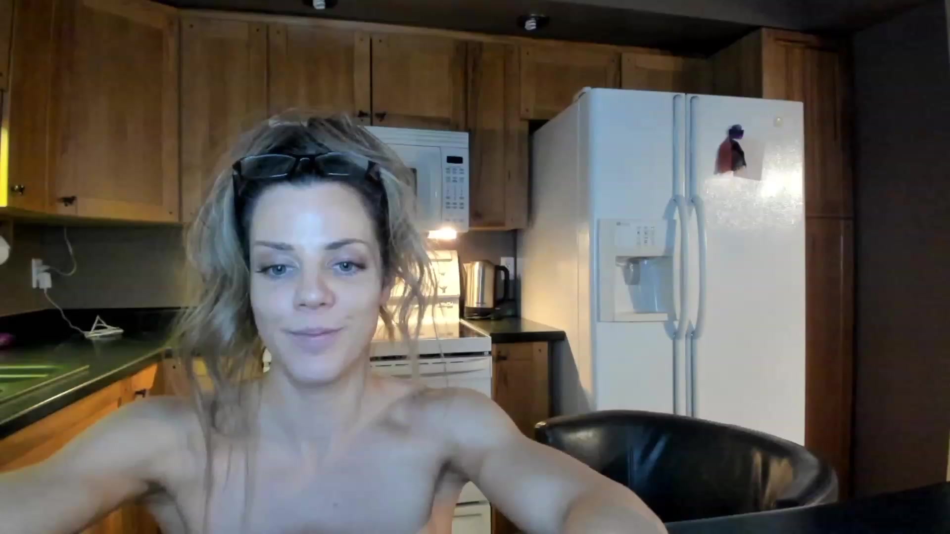 Gallery image thumbnail from Auvrielle's myfreecams stream on, 12/15/2022, 18:29 image 18 of 20