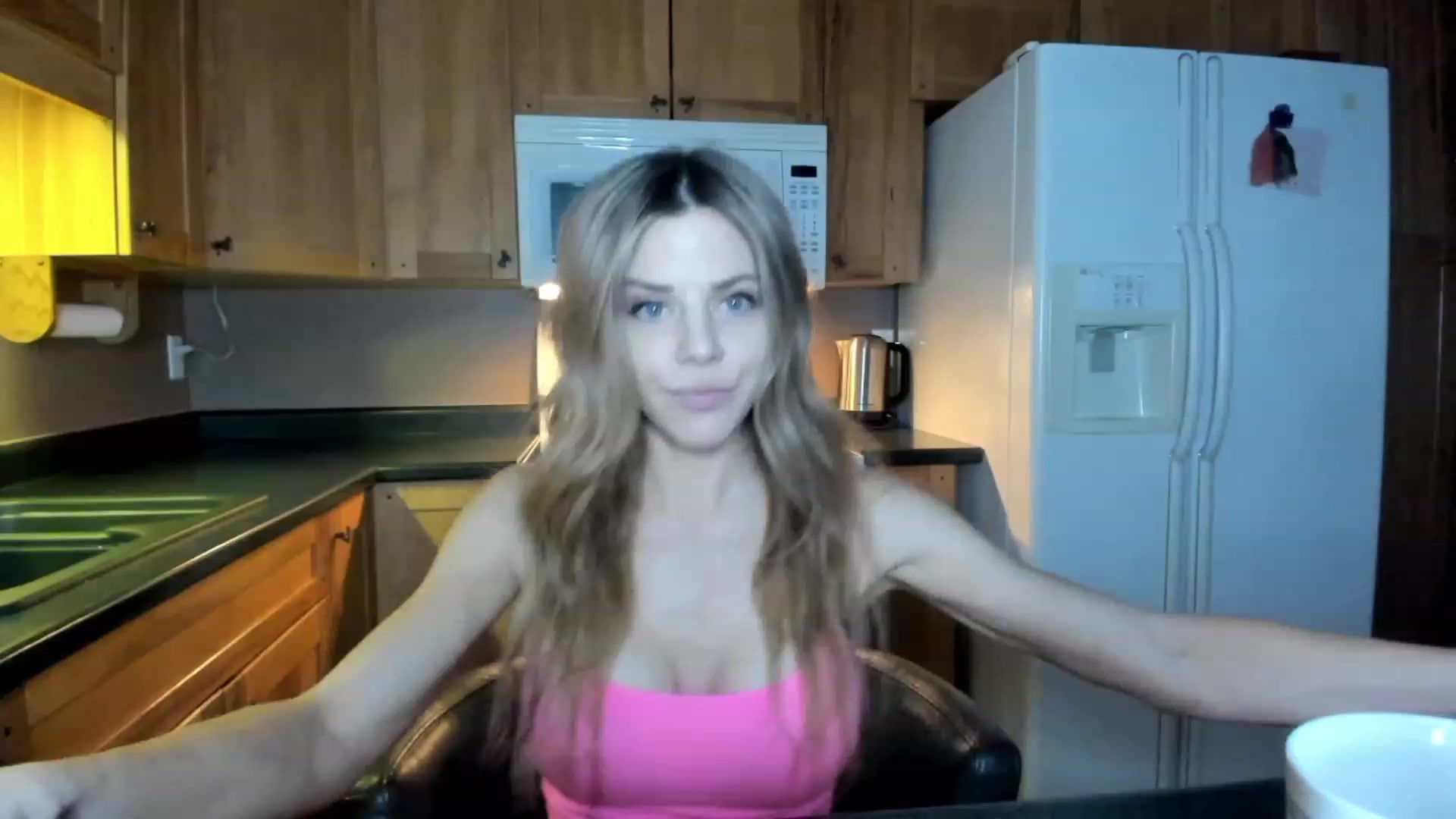 Gallery image thumbnail from Auvrielle's myfreecams stream on, 01/18/2023, 20:09 image 1 of 20