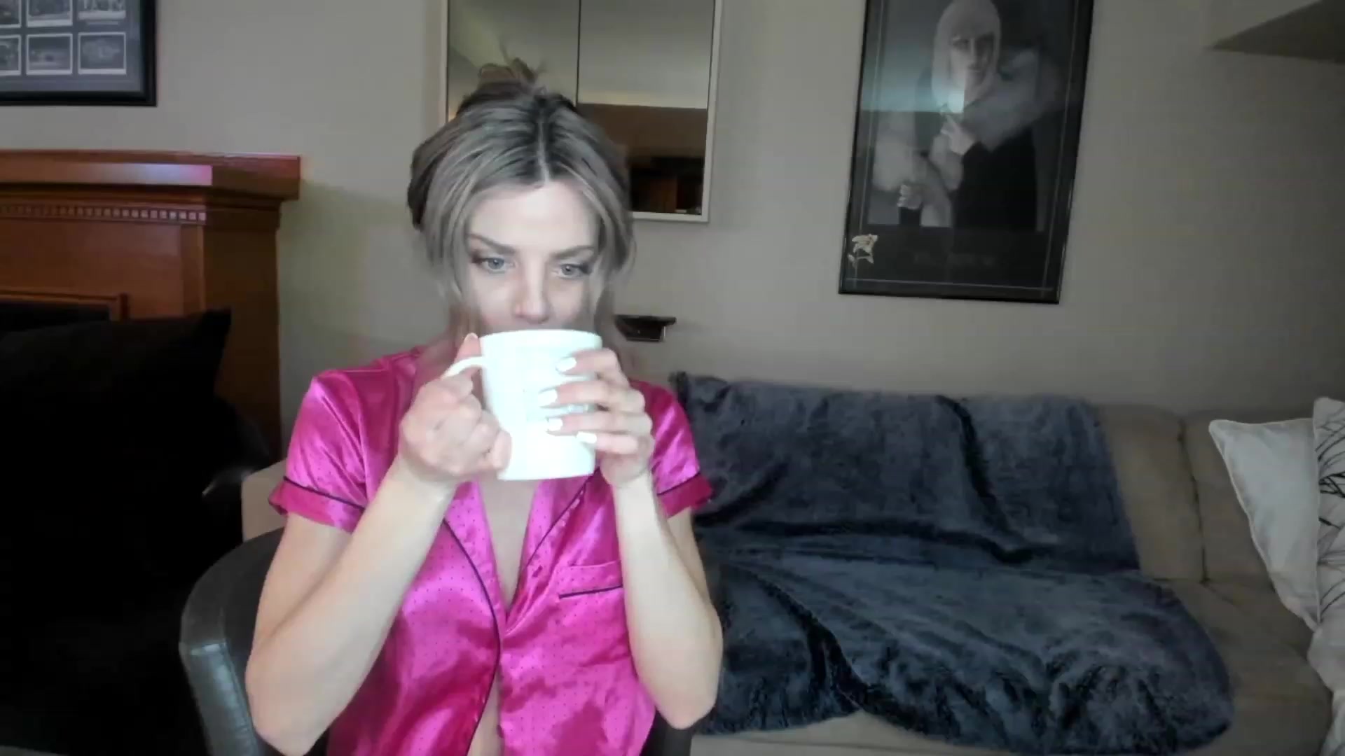 Gallery image thumbnail from Auvrielle's myfreecams stream on, 03/16/2023, 15:53 image 2 of 20