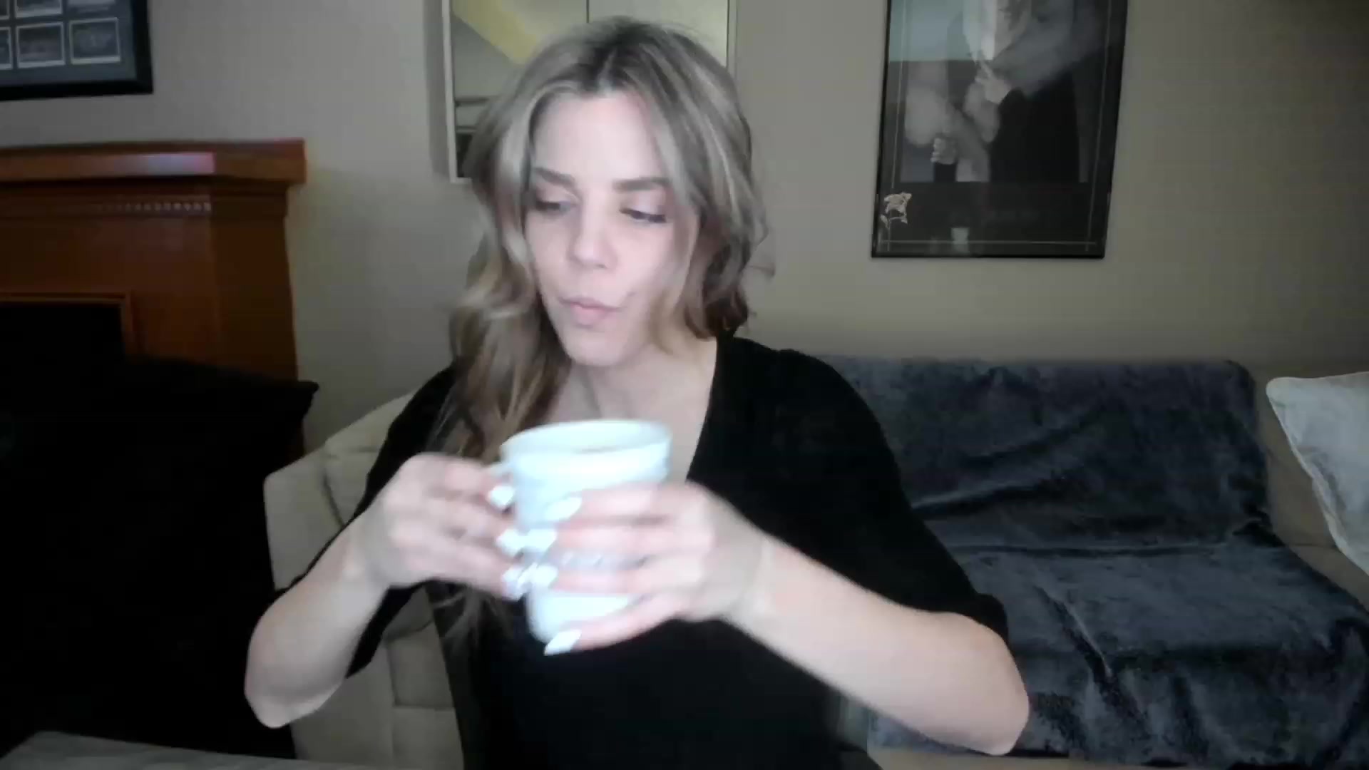 Gallery image thumbnail from Auvrielle's myfreecams stream on, 04/08/2023, 15:31 image 2 of 20