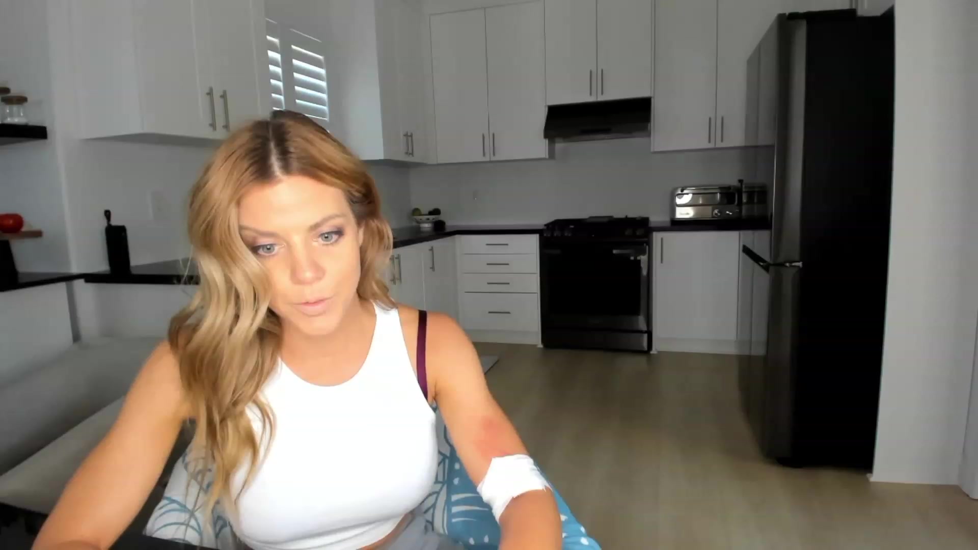 Gallery image thumbnail from Auvrielle's myfreecams stream on, 08/22/2023, 18:29 image 3 of 20