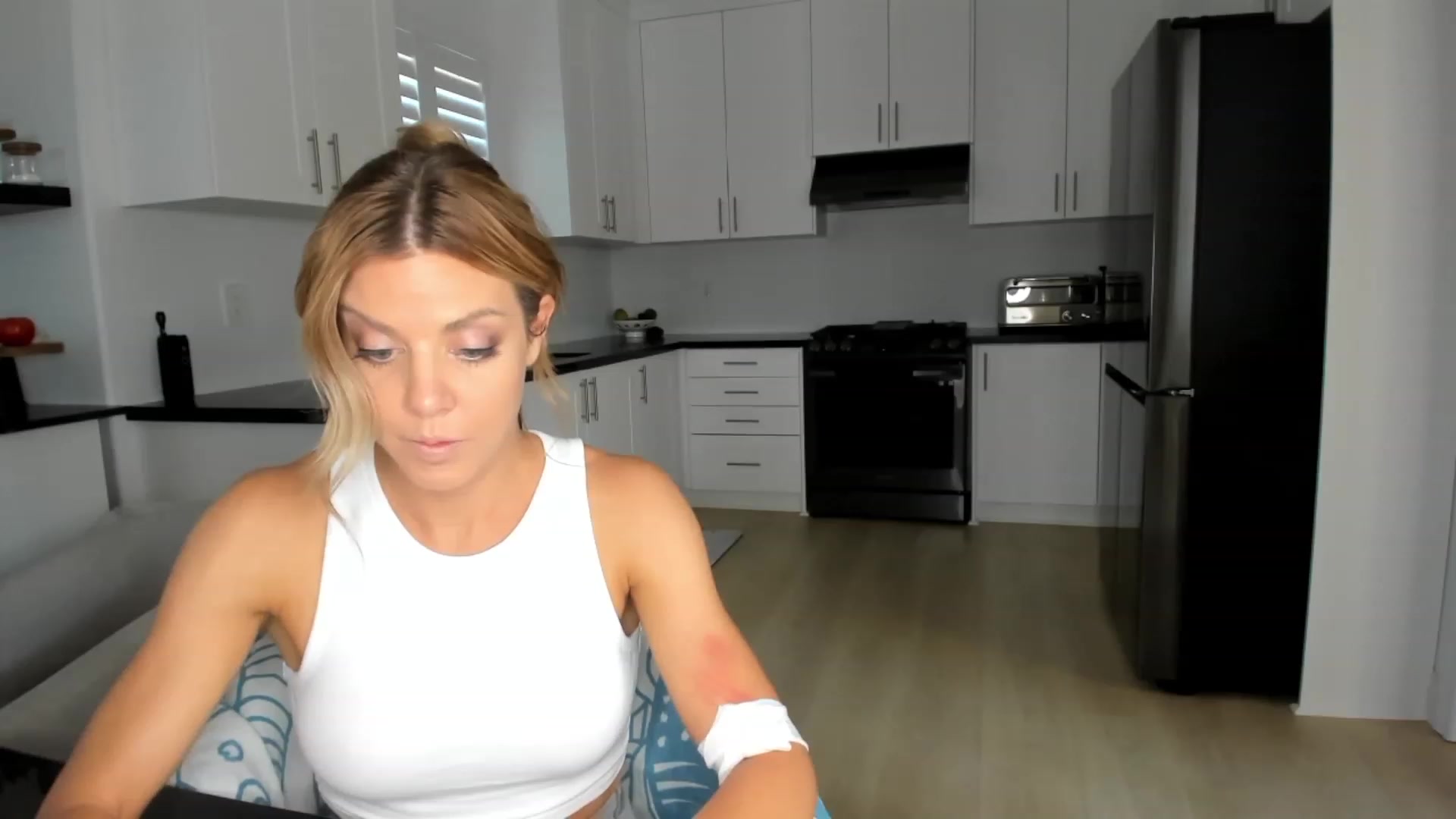 Gallery image thumbnail from Auvrielle's myfreecams stream on, 08/22/2023, 18:29 image 20 of 20