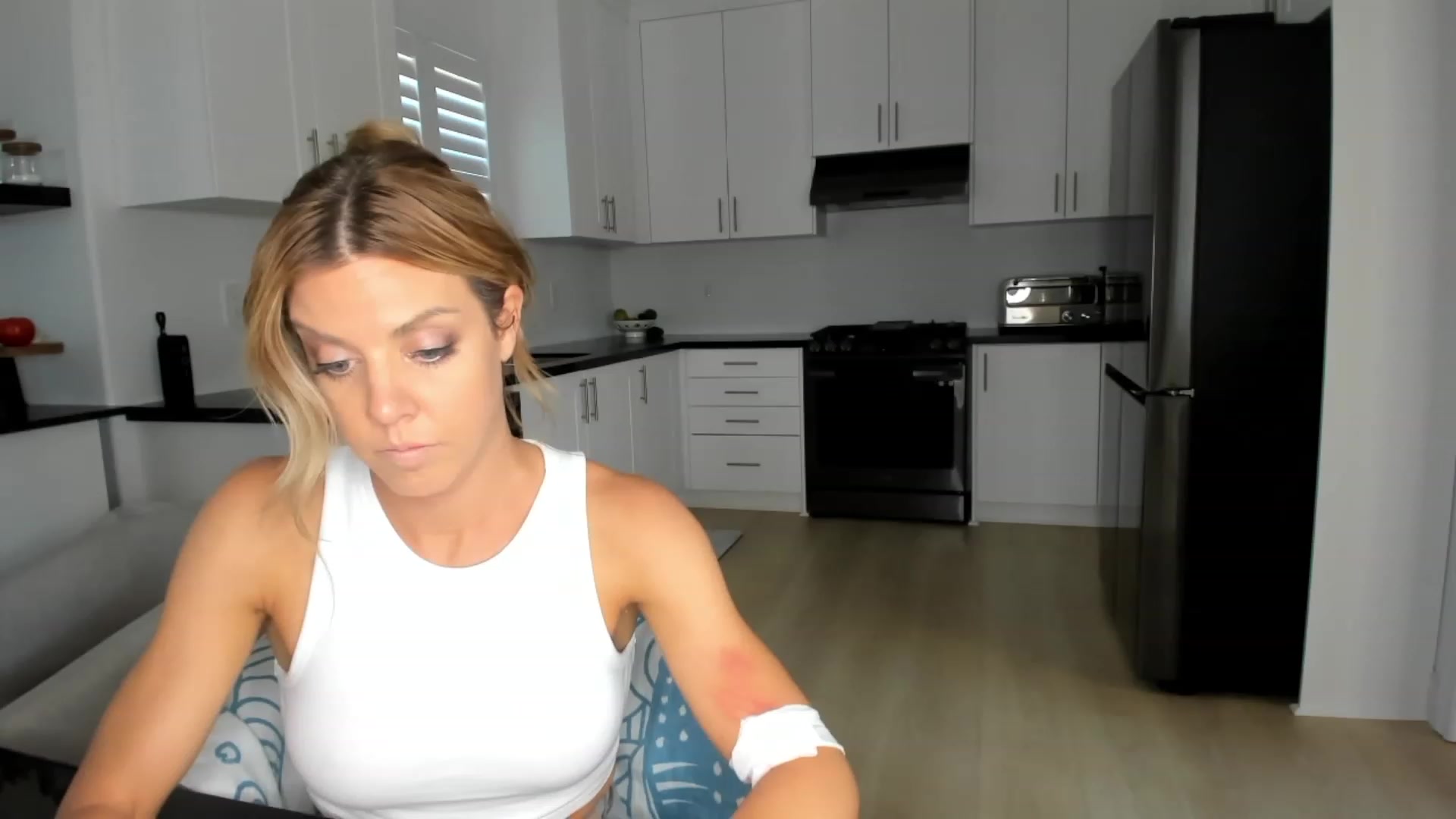 Gallery image thumbnail from Auvrielle's myfreecams stream on, 08/22/2023, 18:29 image 18 of 20