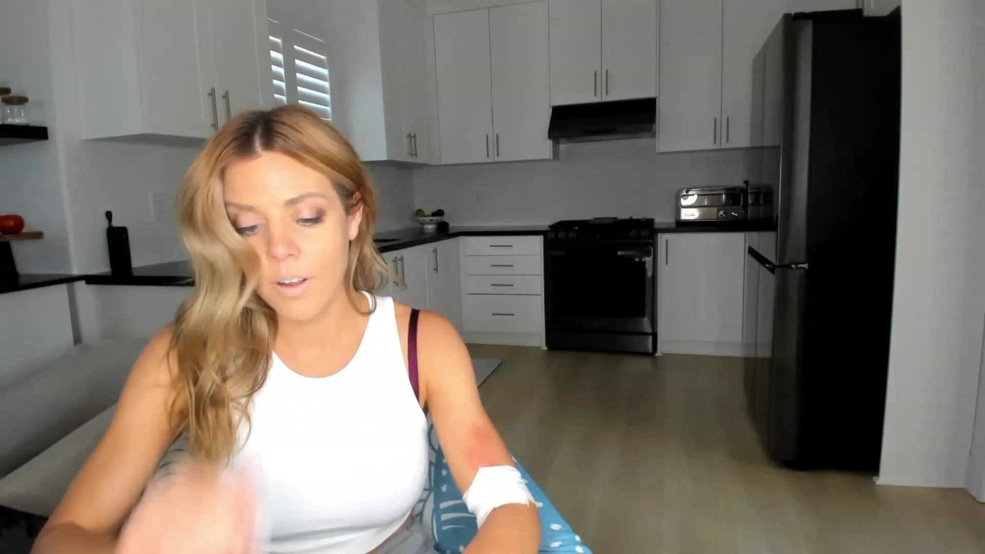 Gallery image thumbnail from Auvrielle's myfreecams stream on, 08/22/2023, 18:29 image 2 of 20