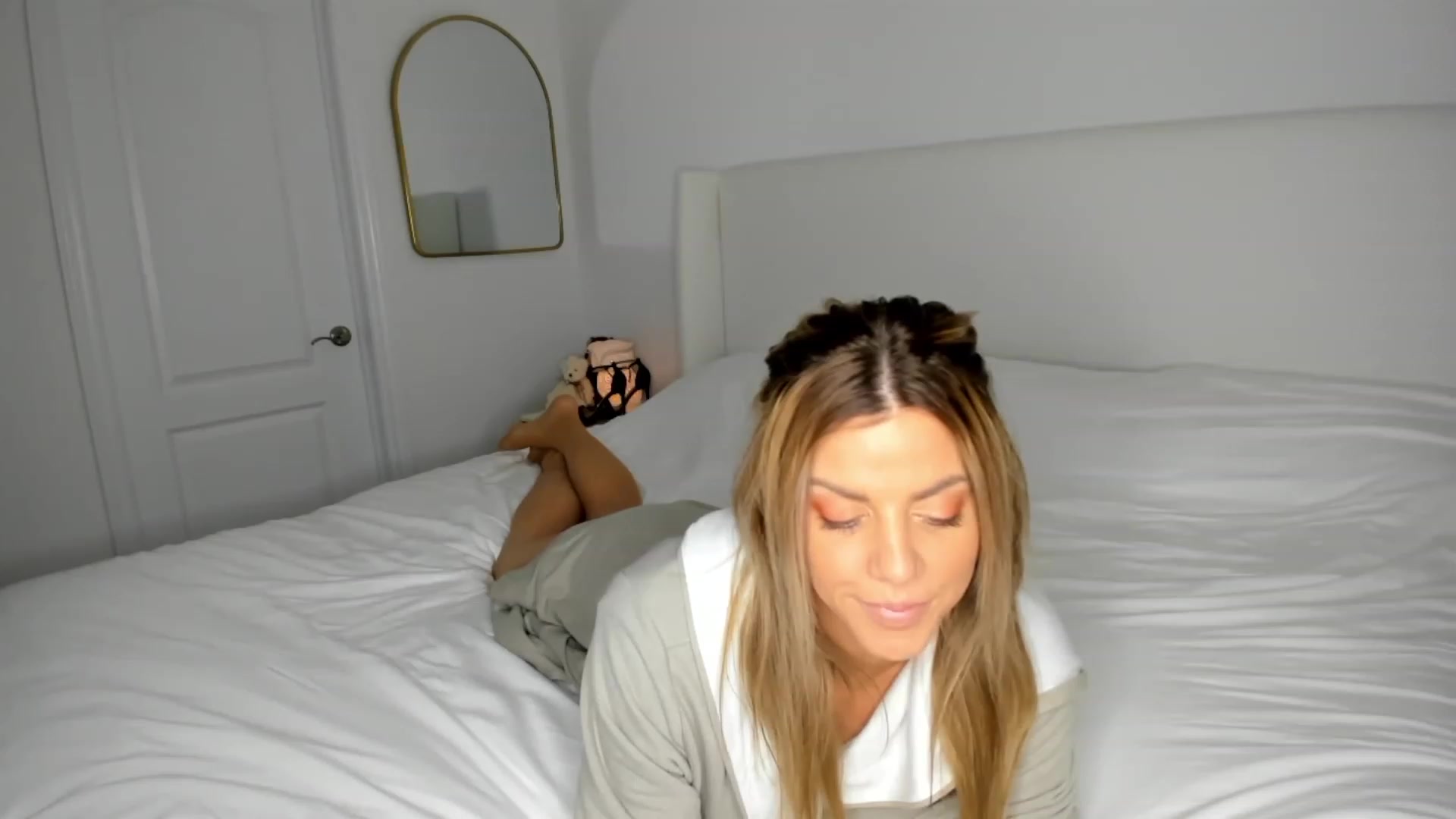 Gallery image thumbnail from Auvrielle's myfreecams stream on, 09/19/2023, 18:17 image 4 of 20