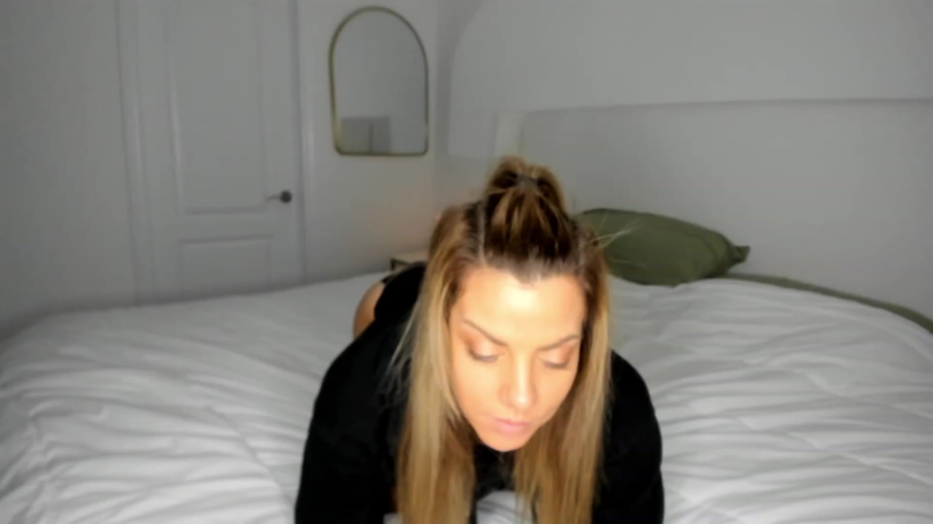 Gallery image thumbnail from Auvrielle's myfreecams stream on, 09/25/2023, 15:44 image 2 of 20