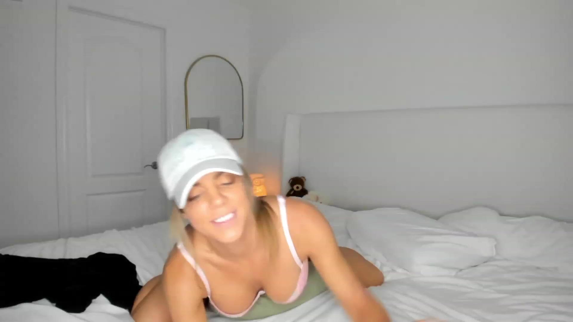 Gallery image thumbnail from Auvrielle's myfreecams stream on, 09/27/2023, 17:59 image 7 of 20
