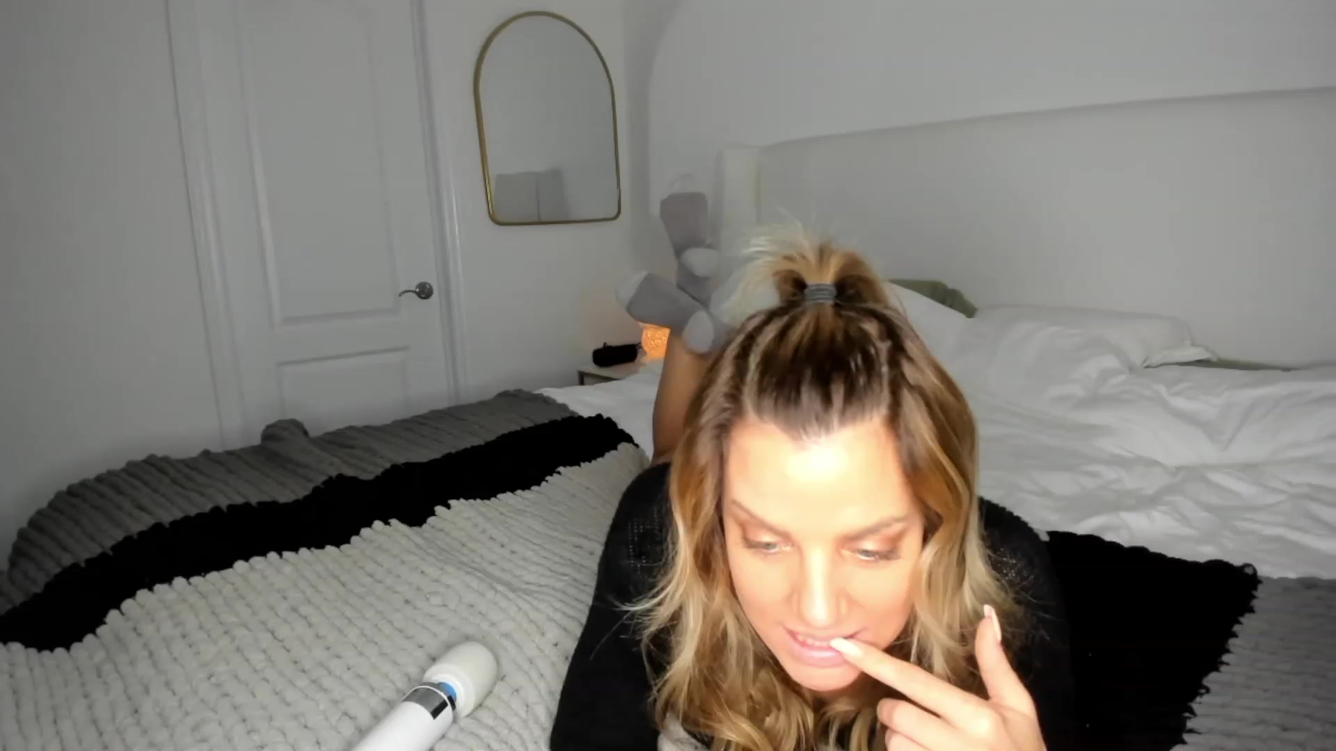 Gallery image thumbnail from Auvrielle's myfreecams stream on, 10/16/2023, 17:07 image 3 of 20