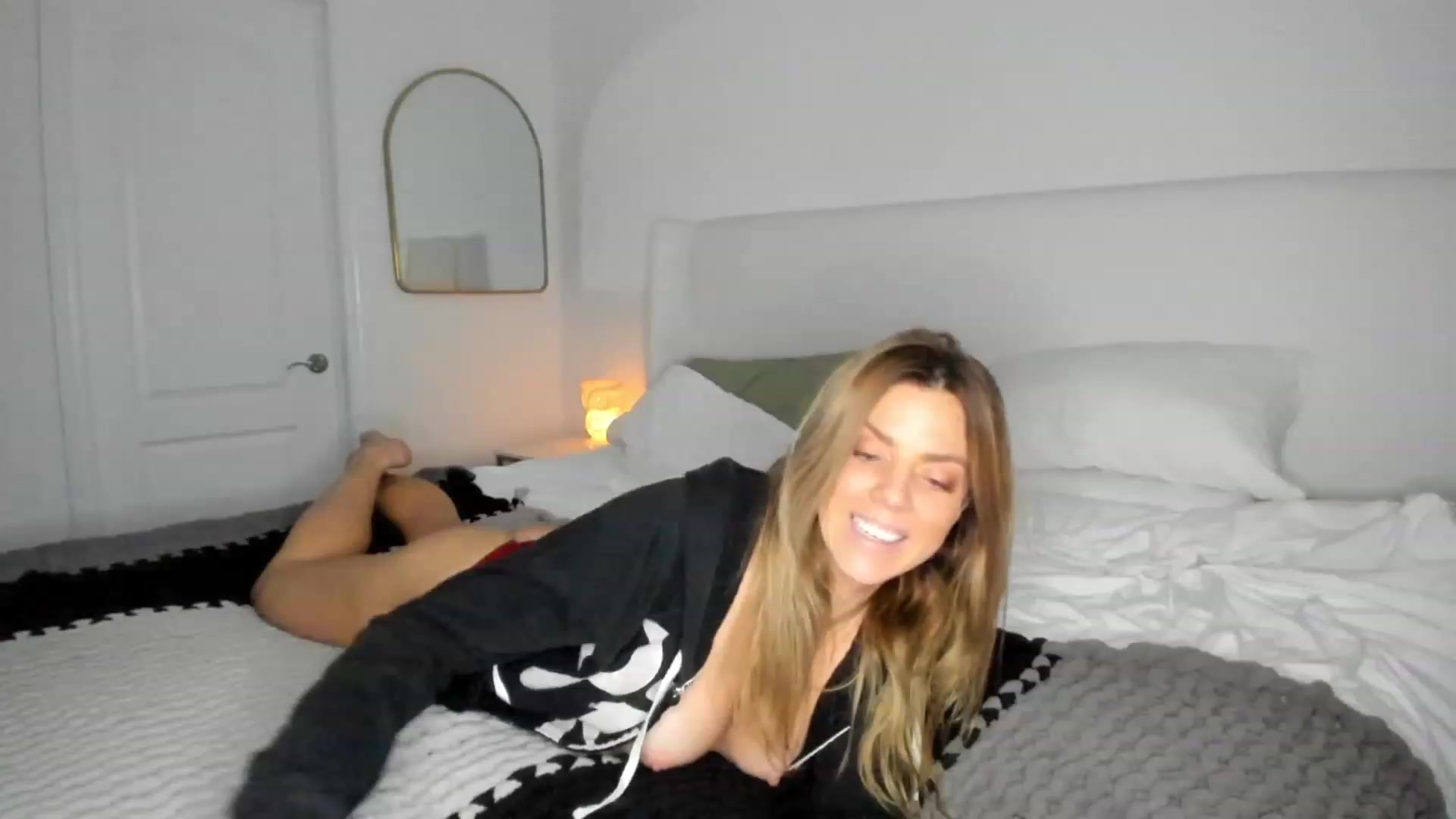 Gallery image thumbnail from Auvrielle's myfreecams stream on, 11/06/2023, 20:12 image 19 of 20