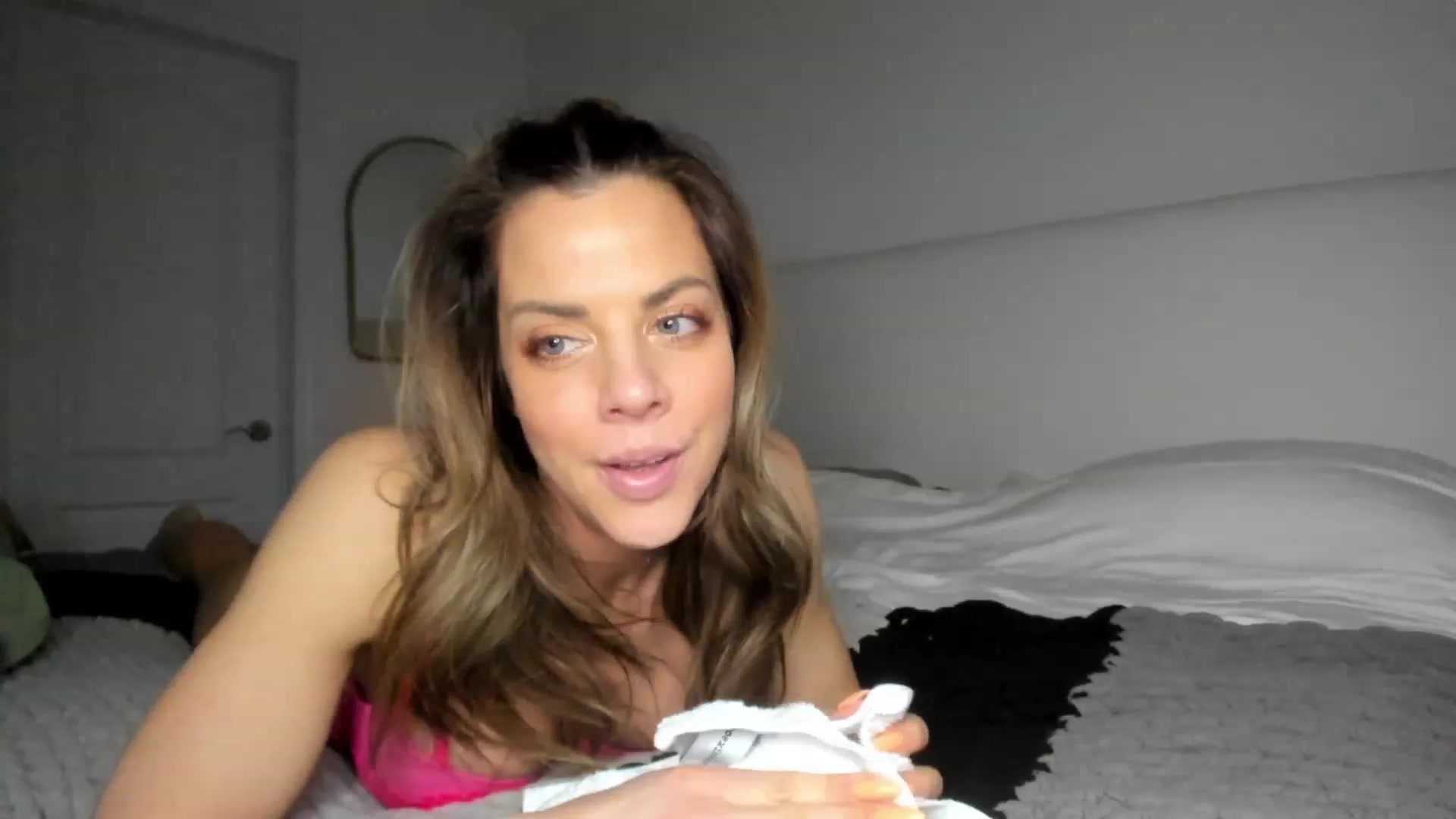 Gallery image thumbnail from Auvrielle's myfreecams stream on, 12/05/2023, 20:08 image 19 of 20