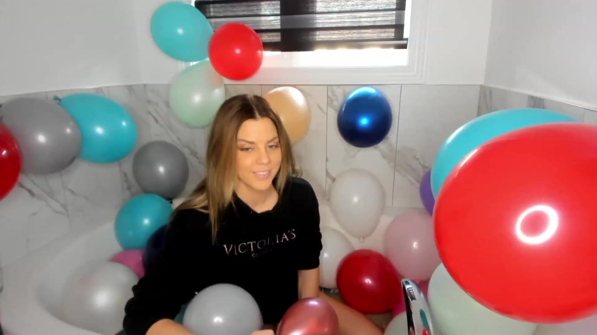 Gallery image thumbnail from Auvrielle's myfreecams stream on, 12/14/2023, 20:41 image 3 of 20