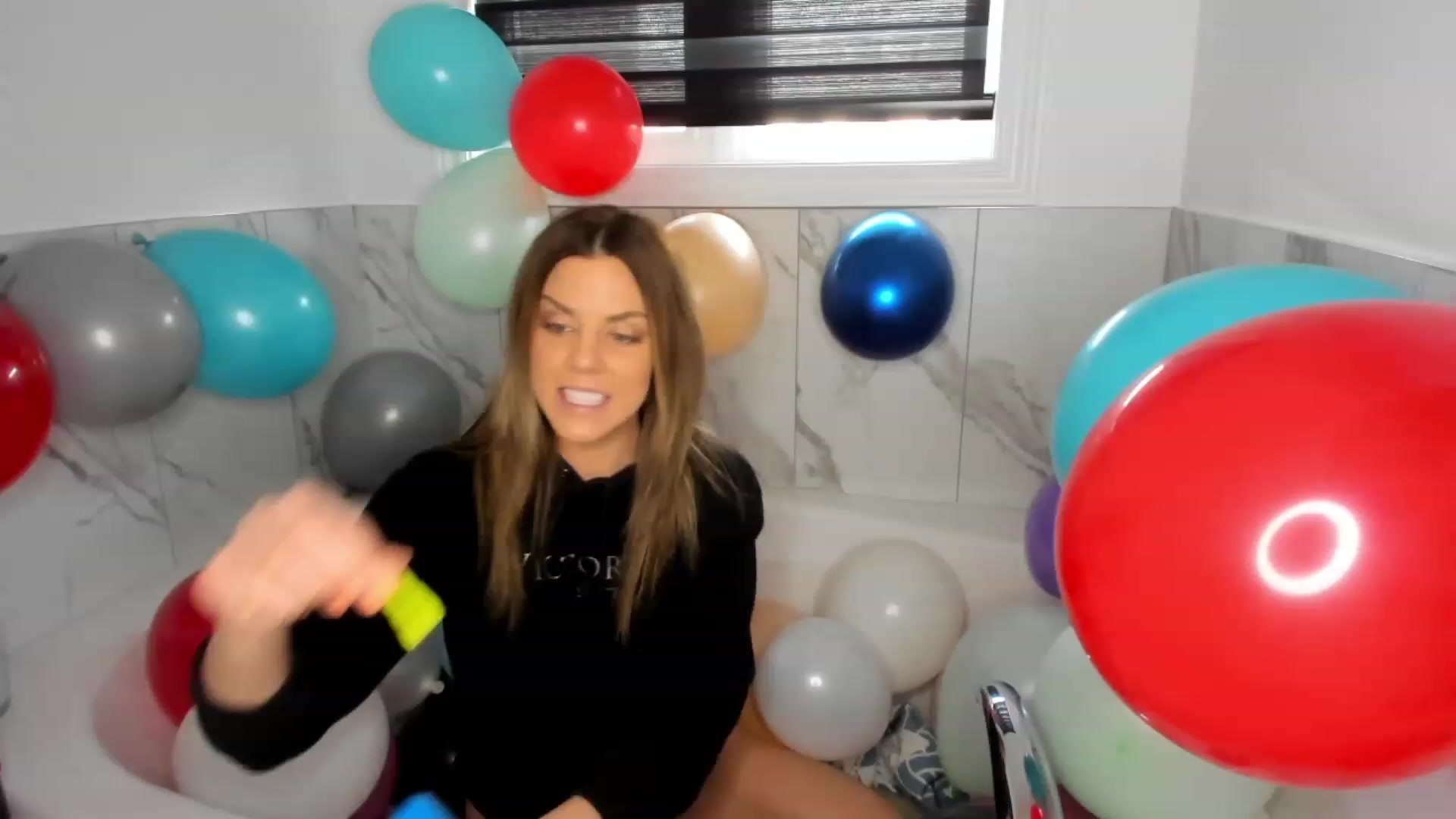 Gallery image thumbnail from Auvrielle's myfreecams stream on, 12/14/2023, 20:41 image 1 of 20