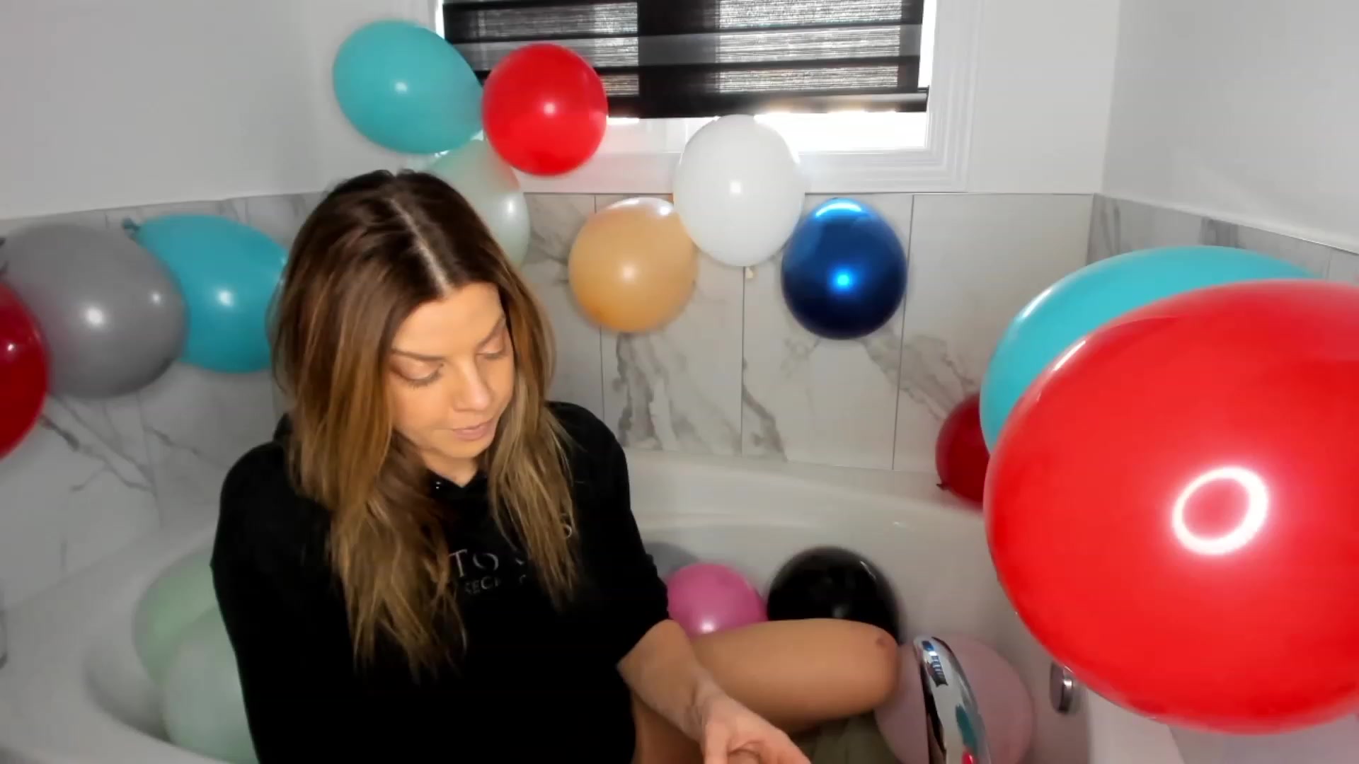 Gallery image thumbnail from Auvrielle's myfreecams stream on, 12/14/2023, 20:41 image 8 of 20