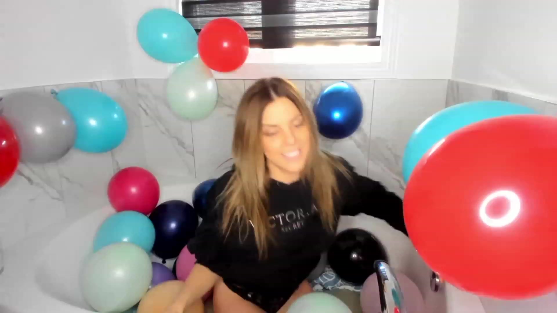 Gallery image thumbnail from Auvrielle's myfreecams stream on, 12/14/2023, 20:41 image 9 of 20