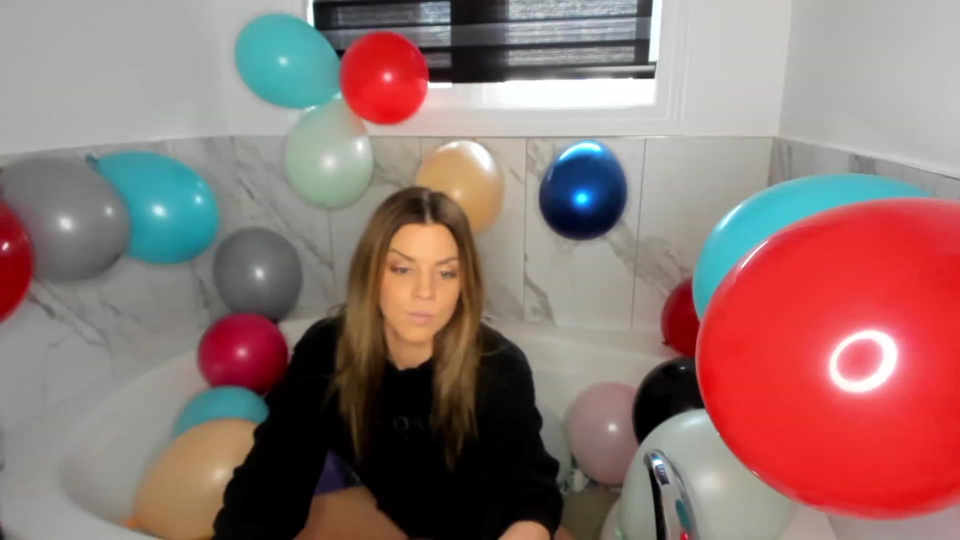 Gallery image thumbnail from Auvrielle's myfreecams stream on, 12/14/2023, 20:41 image 6 of 20