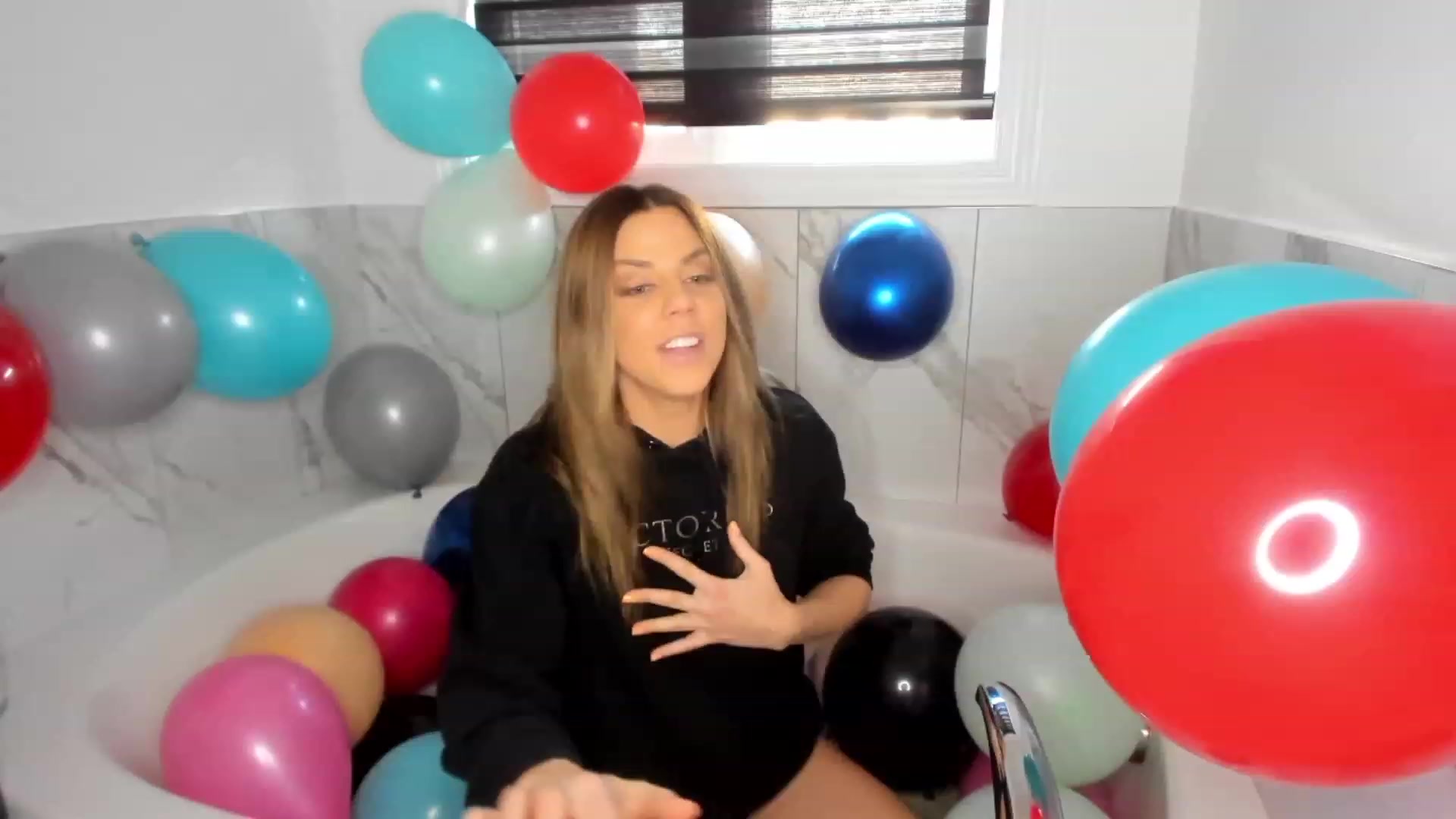 Gallery image thumbnail from Auvrielle's myfreecams stream on, 12/14/2023, 20:41 image 4 of 20