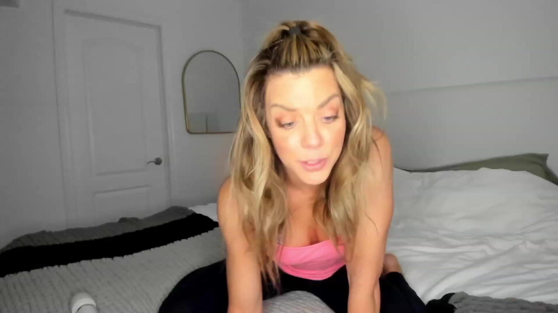 Gallery image thumbnail from Auvrielle's myfreecams stream on, 01/15/2024, 17:15 image 1 of 20
