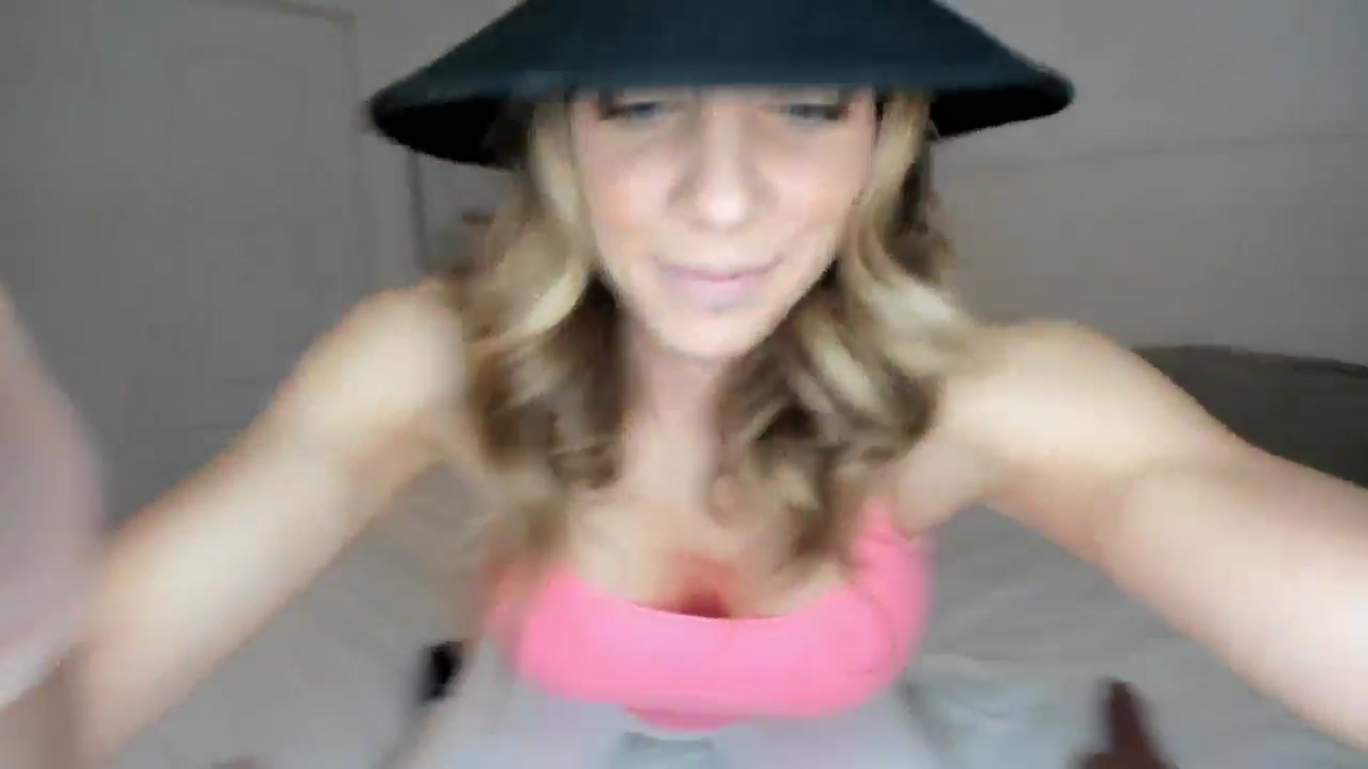 Gallery image thumbnail from Auvrielle's myfreecams stream on, 03/21/2024, 15:51 image 6 of 20