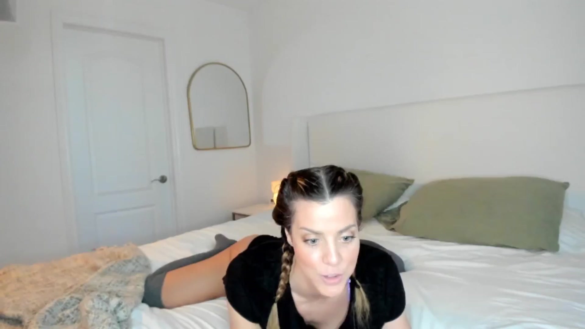 Gallery image thumbnail from Auvrielle's myfreecams stream on, 04/10/2024, 15:45 image 4 of 20