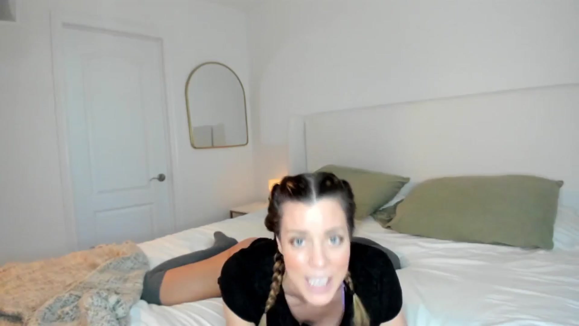 Gallery image thumbnail from Auvrielle's myfreecams stream on, 04/10/2024, 15:45 image 5 of 20