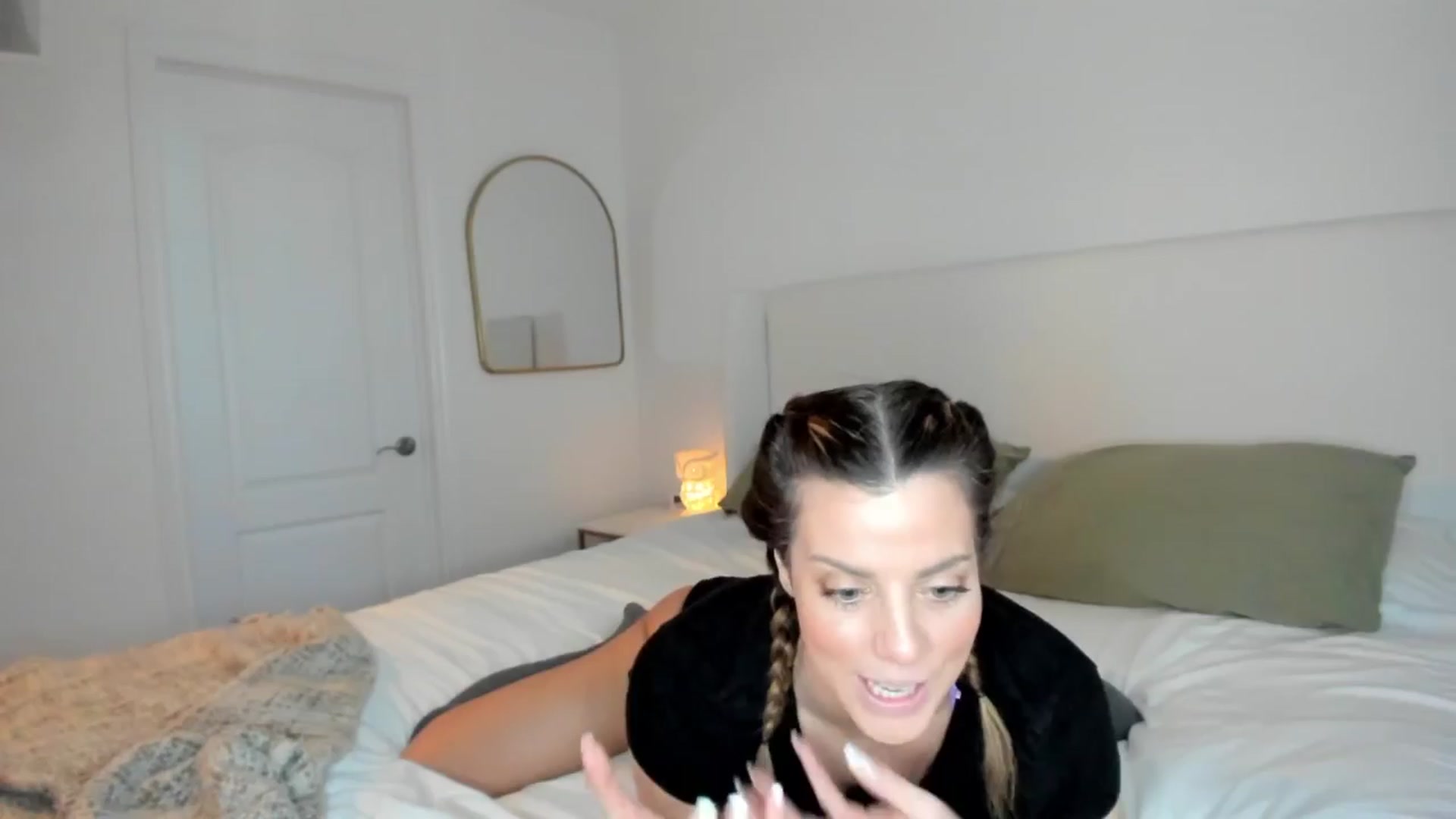 Gallery image thumbnail from Auvrielle's myfreecams stream on, 04/10/2024, 15:45 image 12 of 20