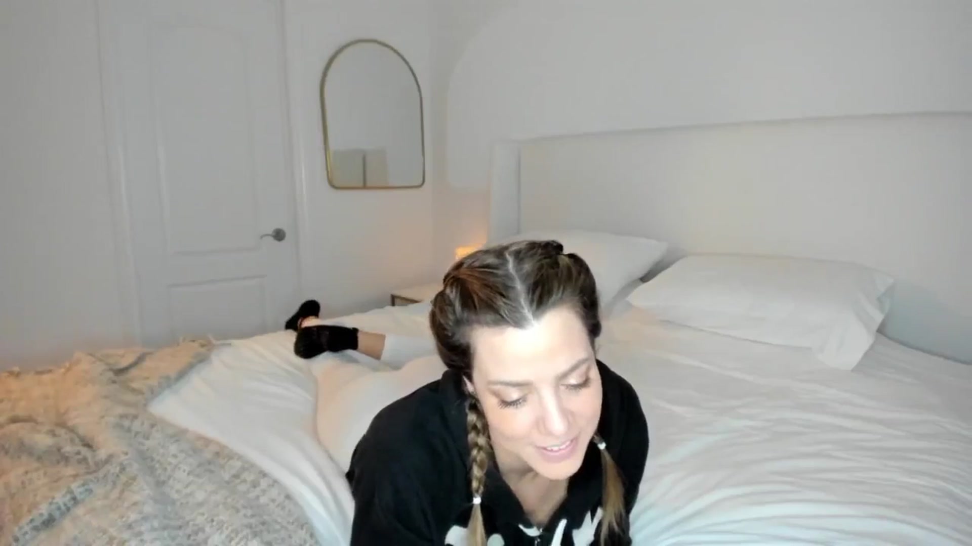 Gallery image thumbnail from Auvrielle's myfreecams stream on, 04/18/2024, 16:30 image 4 of 20