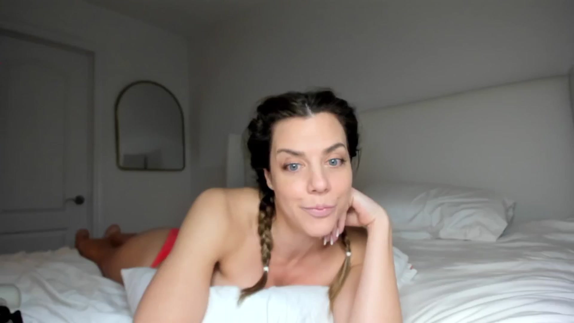 Gallery image thumbnail from Auvrielle's myfreecams stream on, 04/18/2024, 18:03 image 12 of 20