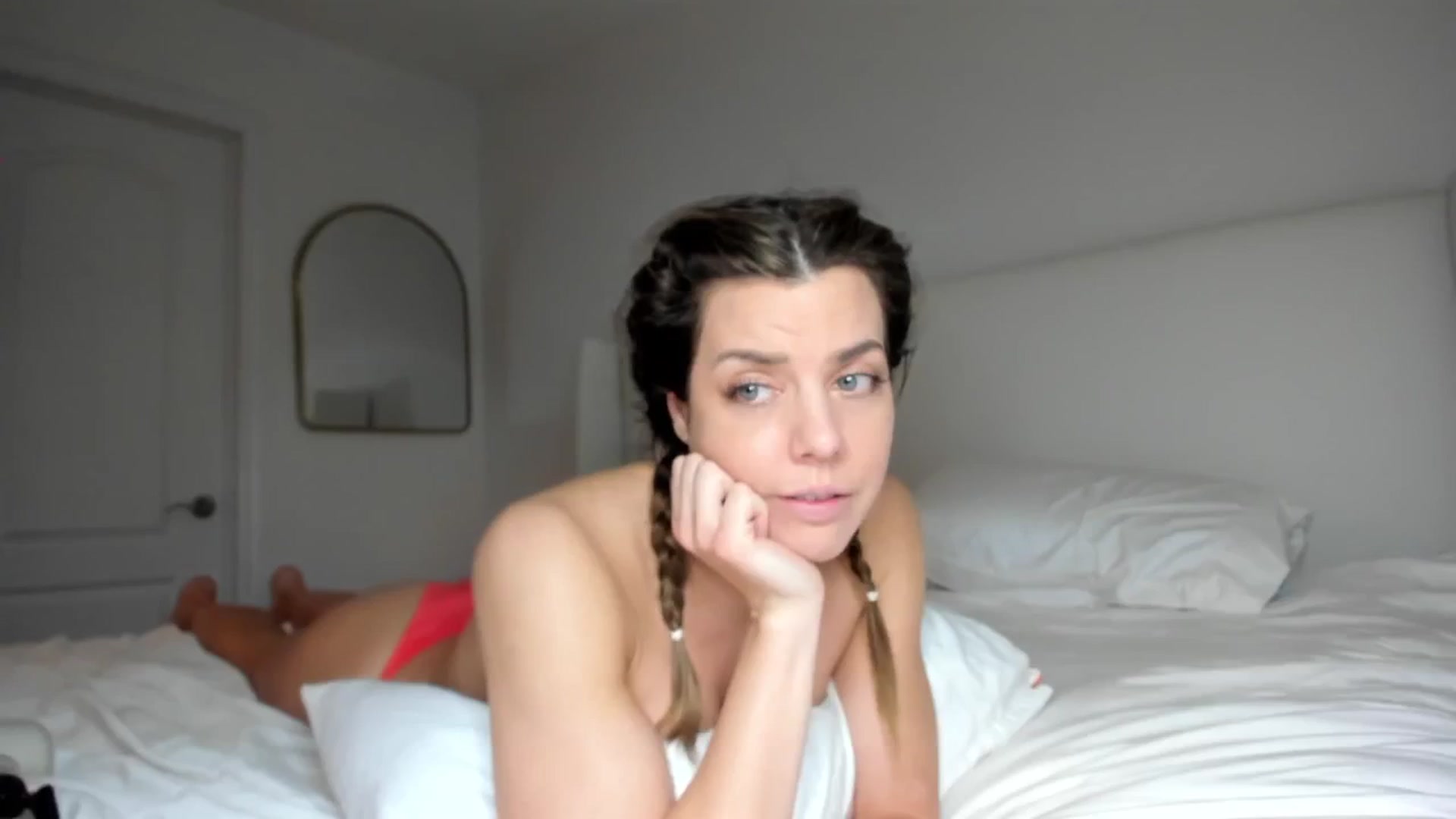 Gallery image thumbnail from Auvrielle's myfreecams stream on, 04/18/2024, 18:03 image 10 of 20