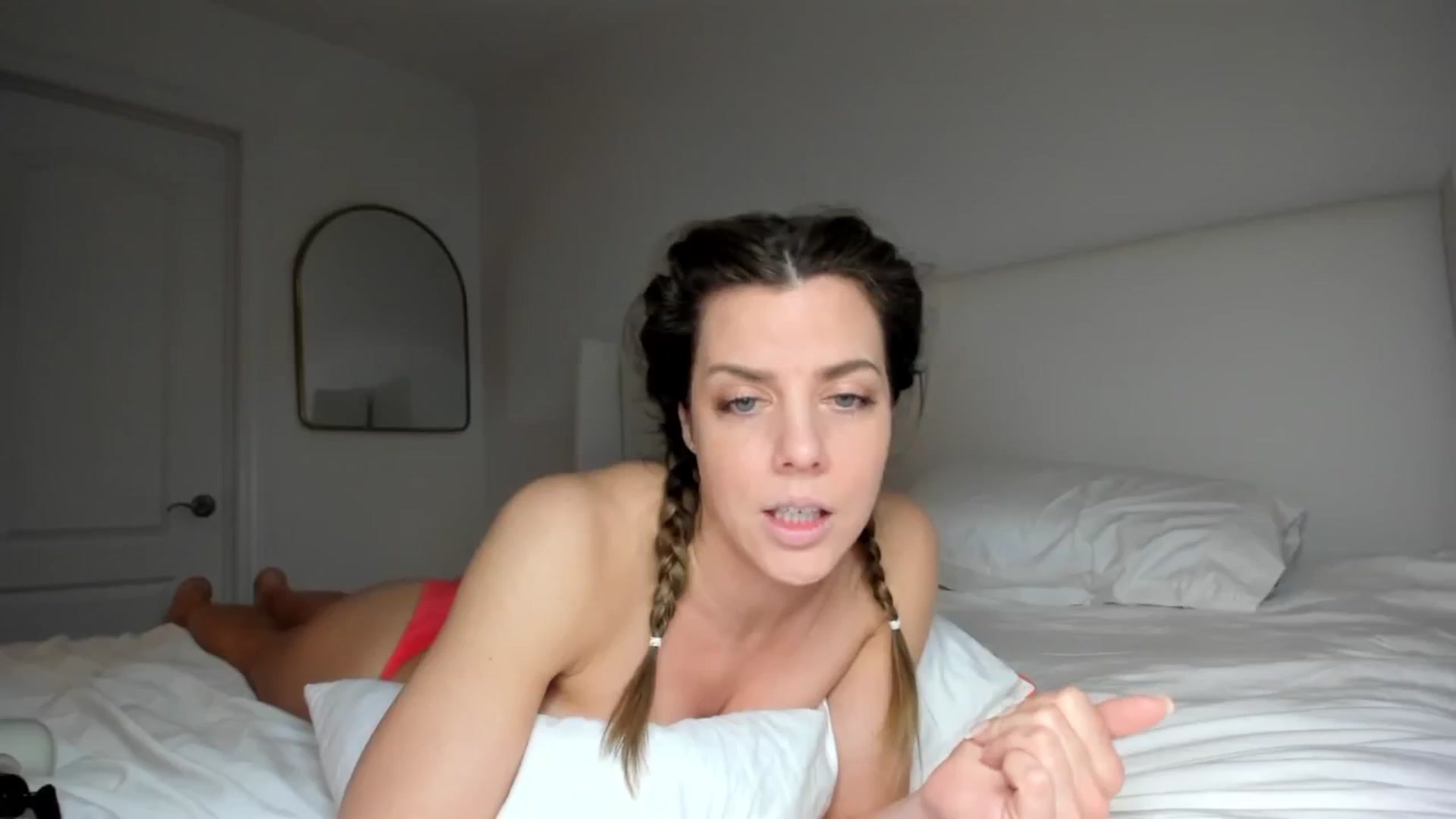 Gallery image thumbnail from Auvrielle's myfreecams stream on, 04/18/2024, 18:03 image 16 of 20