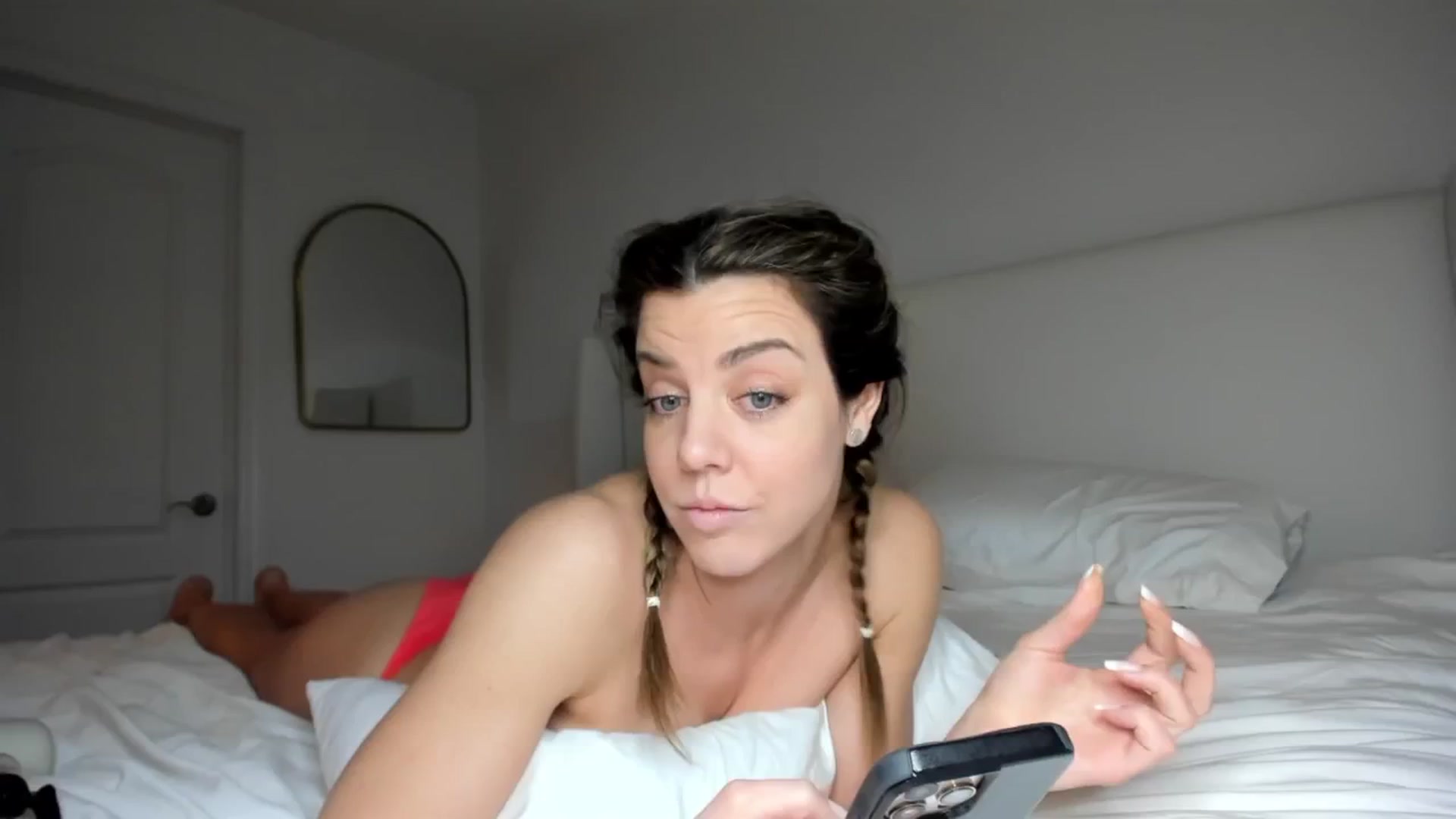 Gallery image thumbnail from Auvrielle's myfreecams stream on, 04/18/2024, 18:03 image 15 of 20