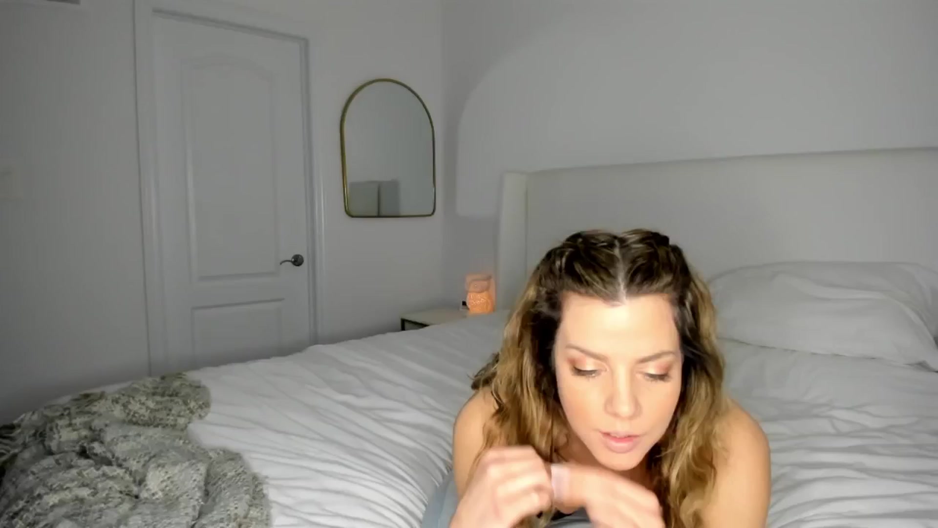 Gallery image thumbnail from Auvrielle's myfreecams stream on, 04/19/2024, 17:51 image 9 of 20