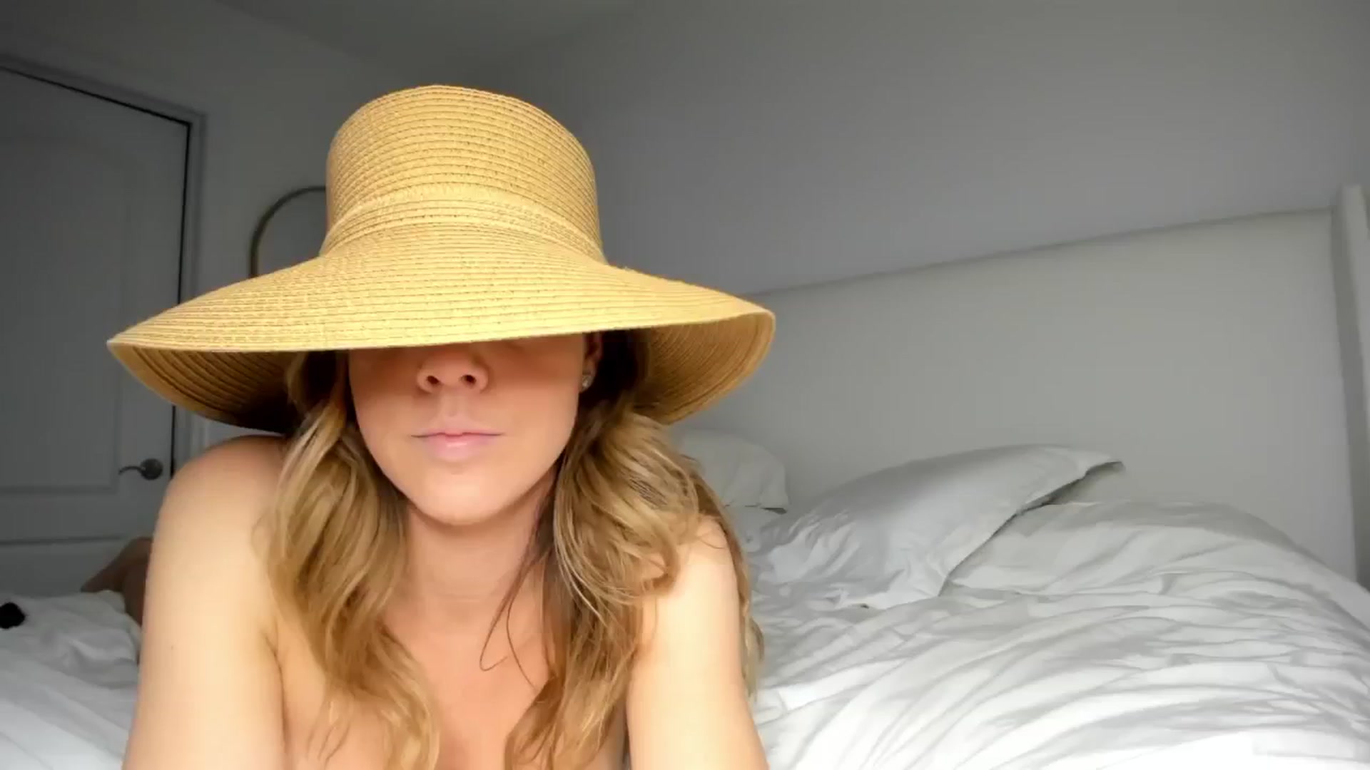 Gallery image thumbnail from Auvrielle's myfreecams stream on, 05/17/2024, 17:46 image 18 of 20