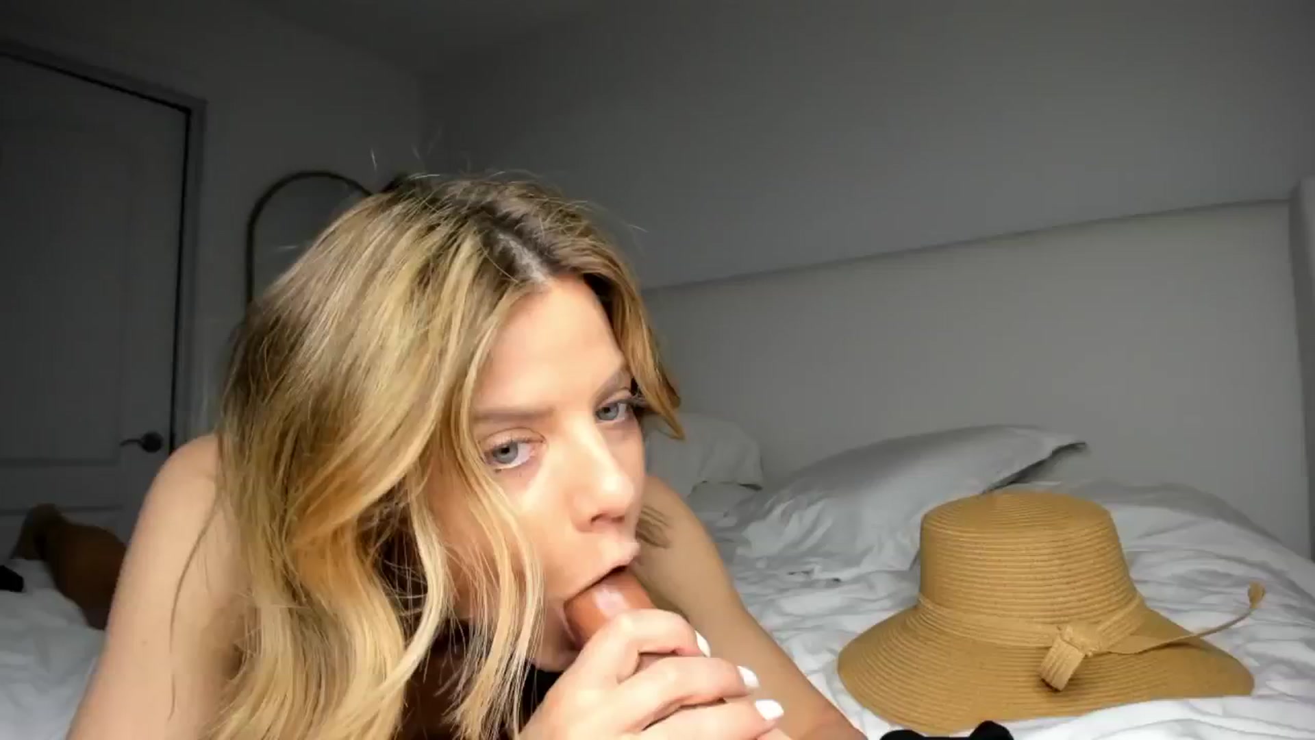 Gallery image thumbnail from Auvrielle's myfreecams stream on, 05/17/2024, 17:46 image 10 of 20