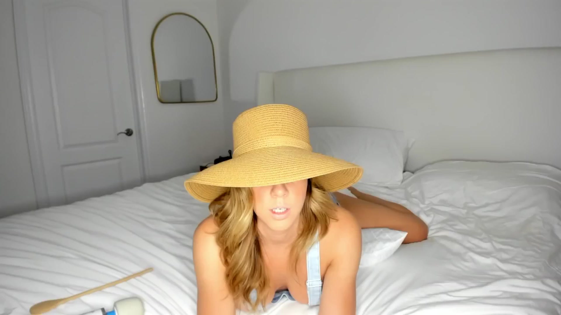 Gallery image thumbnail from Auvrielle's myfreecams stream on, 05/25/2024, 17:56 image 10 of 20