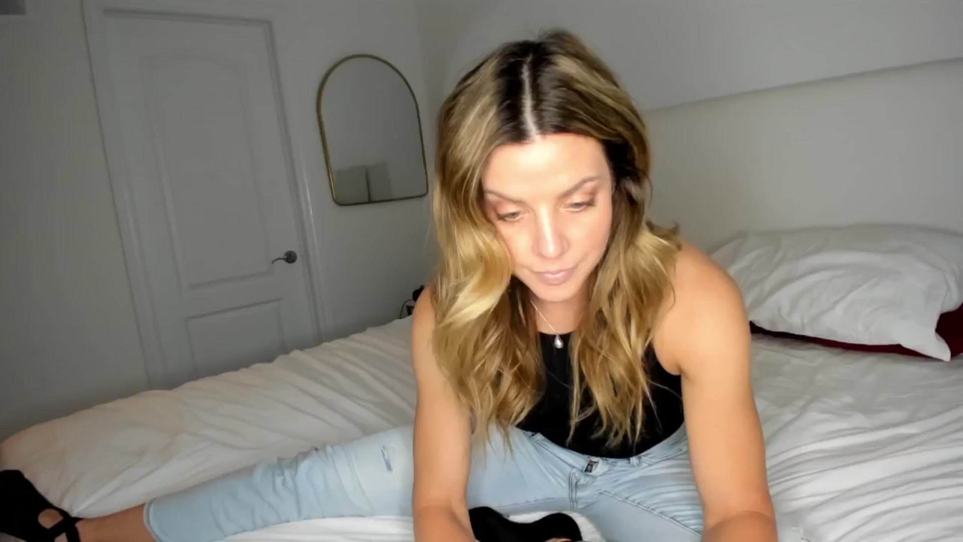 Gallery image thumbnail from Auvrielle's myfreecams stream on, 06/03/2024, 17:43 image 1 of 20
