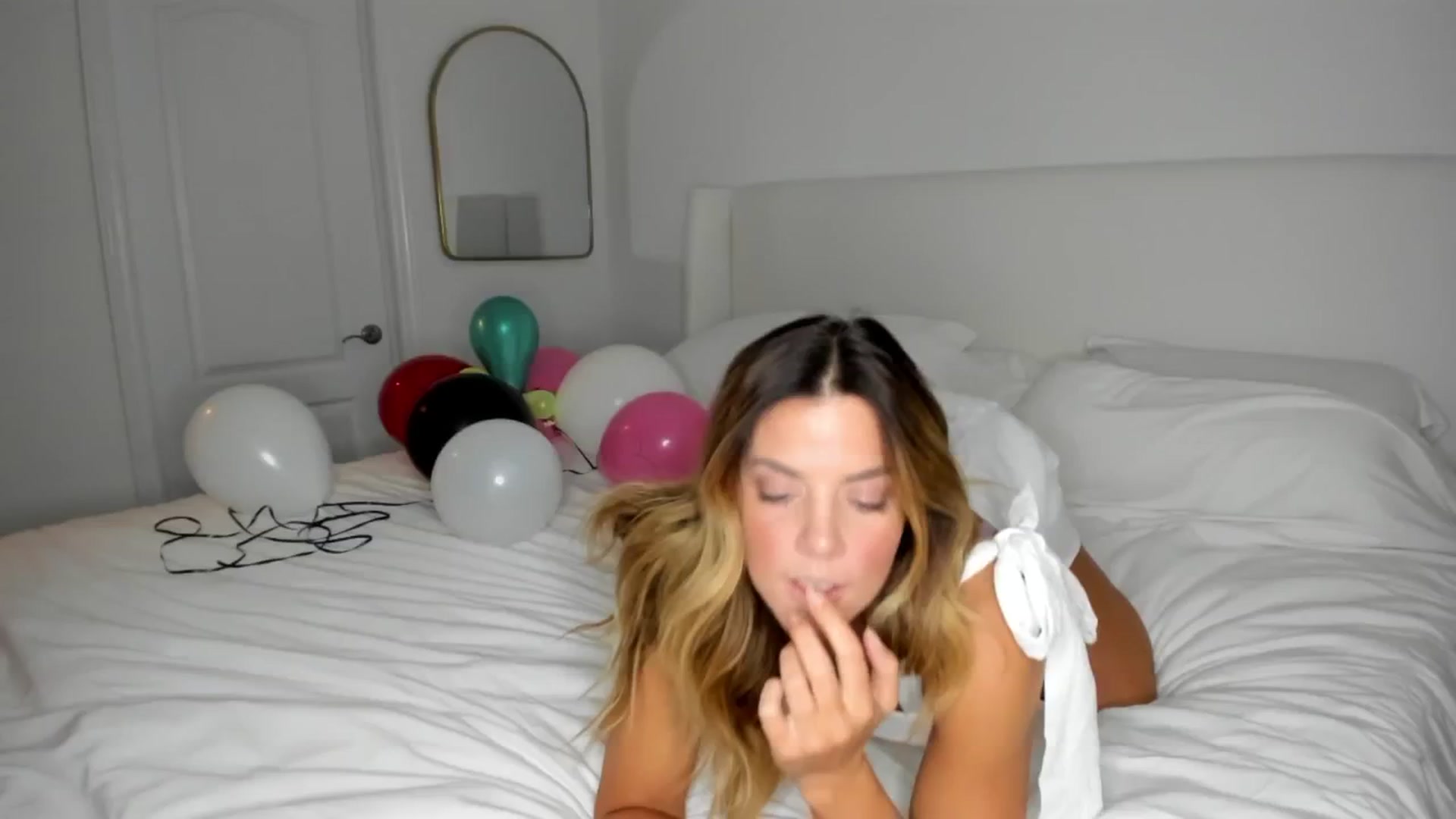 Gallery image thumbnail from Auvrielle's myfreecams stream on, 10/03/2024, 17:16 image 9 of 20