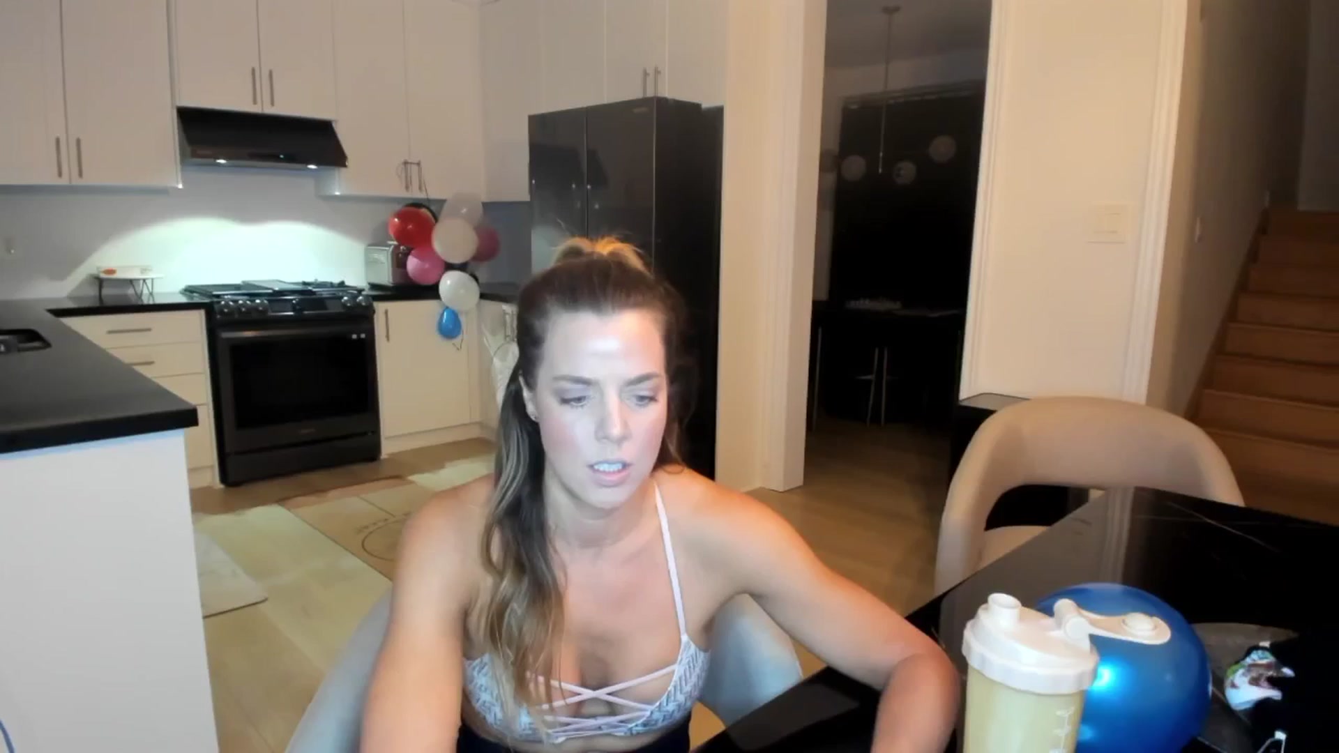Gallery image thumbnail from Auvrielle's myfreecams stream on, 10/04/2024, 24:05 image 18 of 20