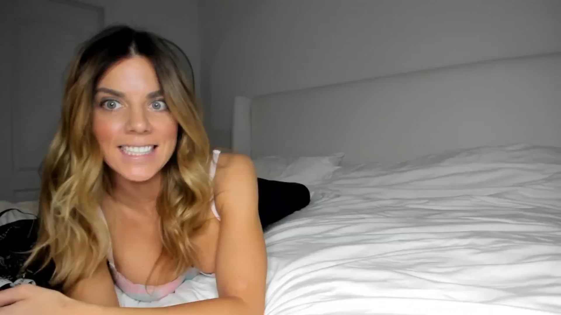 Gallery image thumbnail from Auvrielle's myfreecams stream on, 11/01/2024, 14:25 image 17 of 20