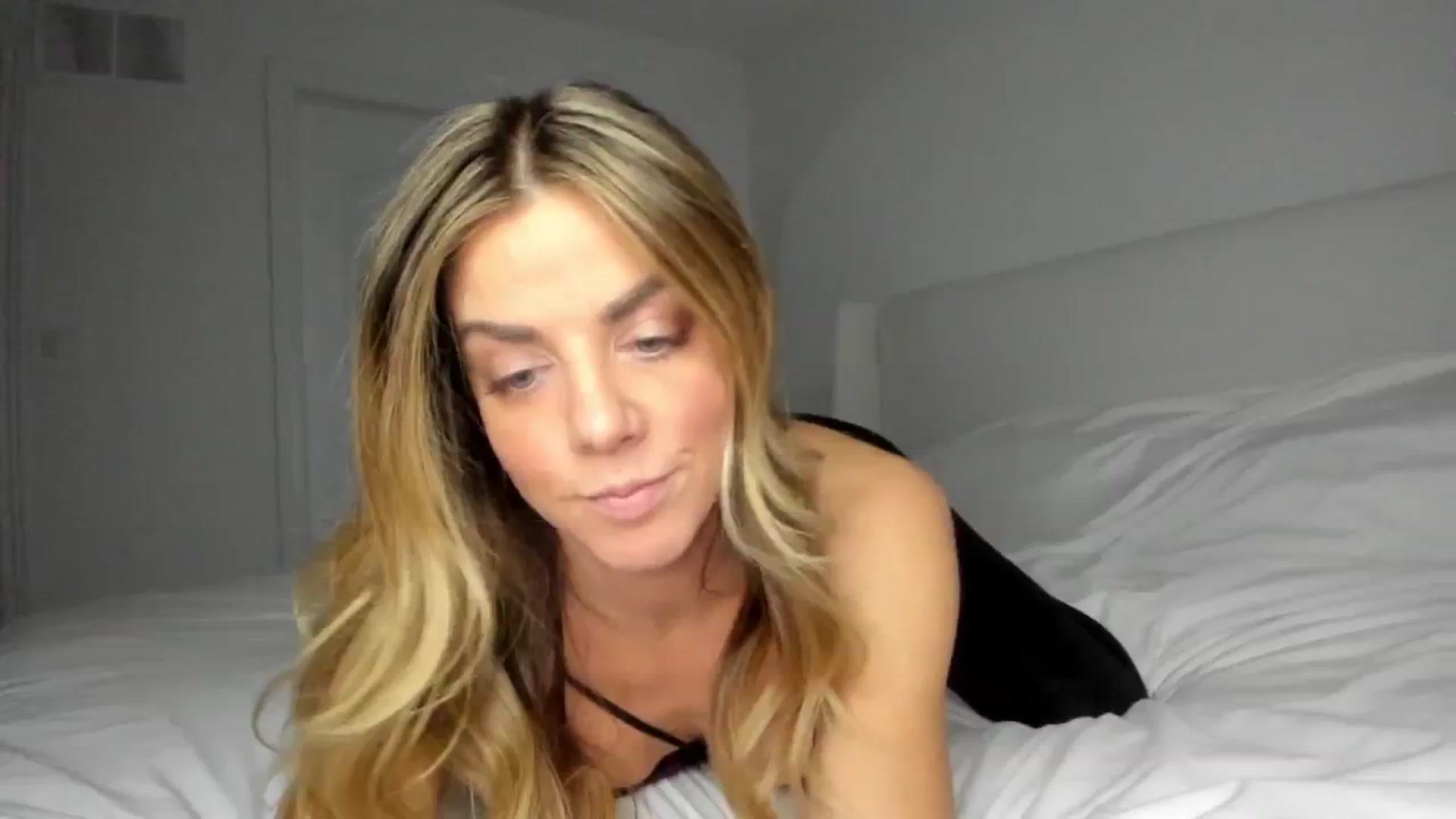 Gallery image thumbnail from Auvrielle's myfreecams stream on, 12/04/2024, 14:35 image 2 of 20