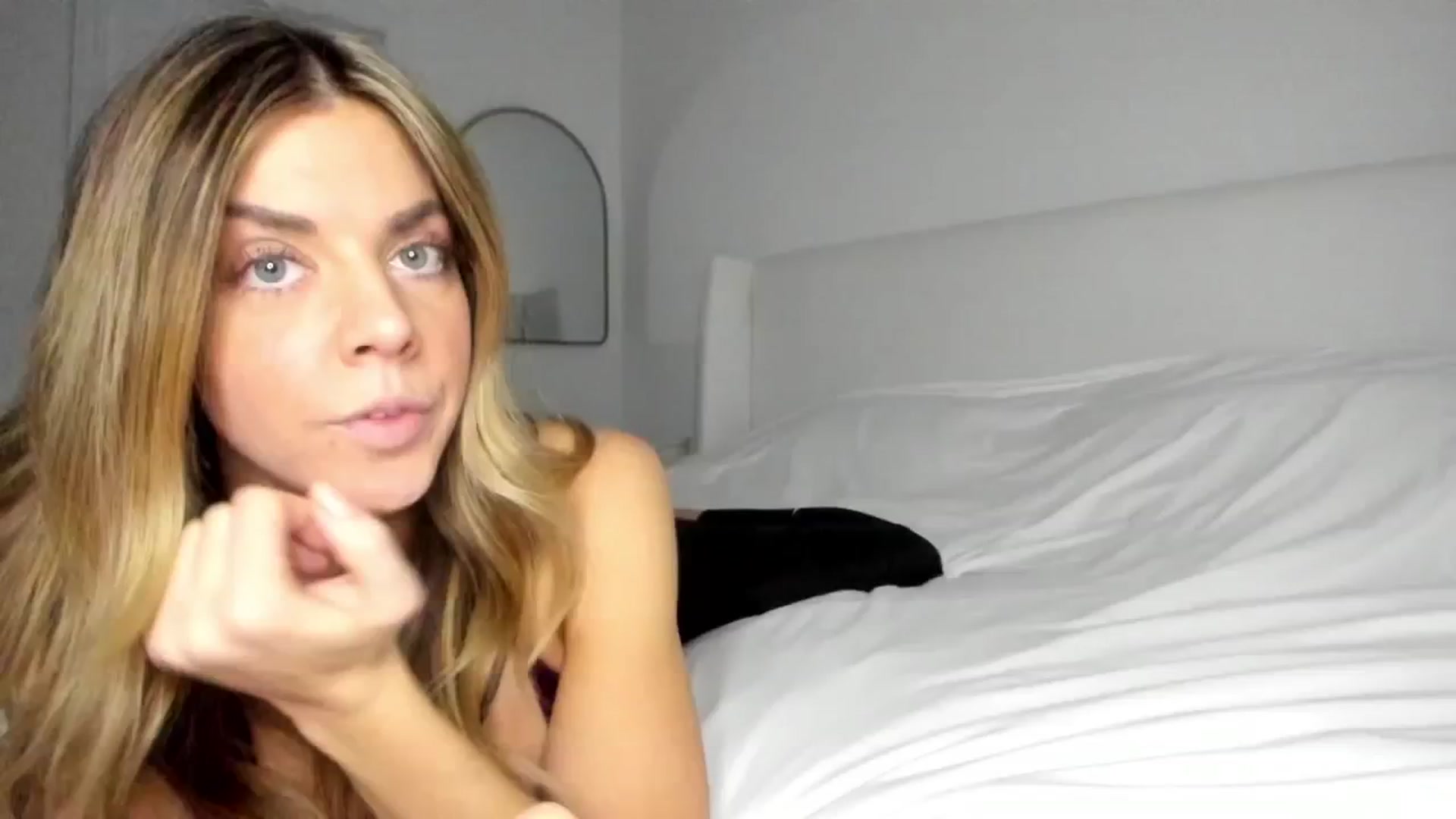 Gallery image thumbnail from Auvrielle's myfreecams stream on, 12/04/2024, 18:25 image 1 of 20