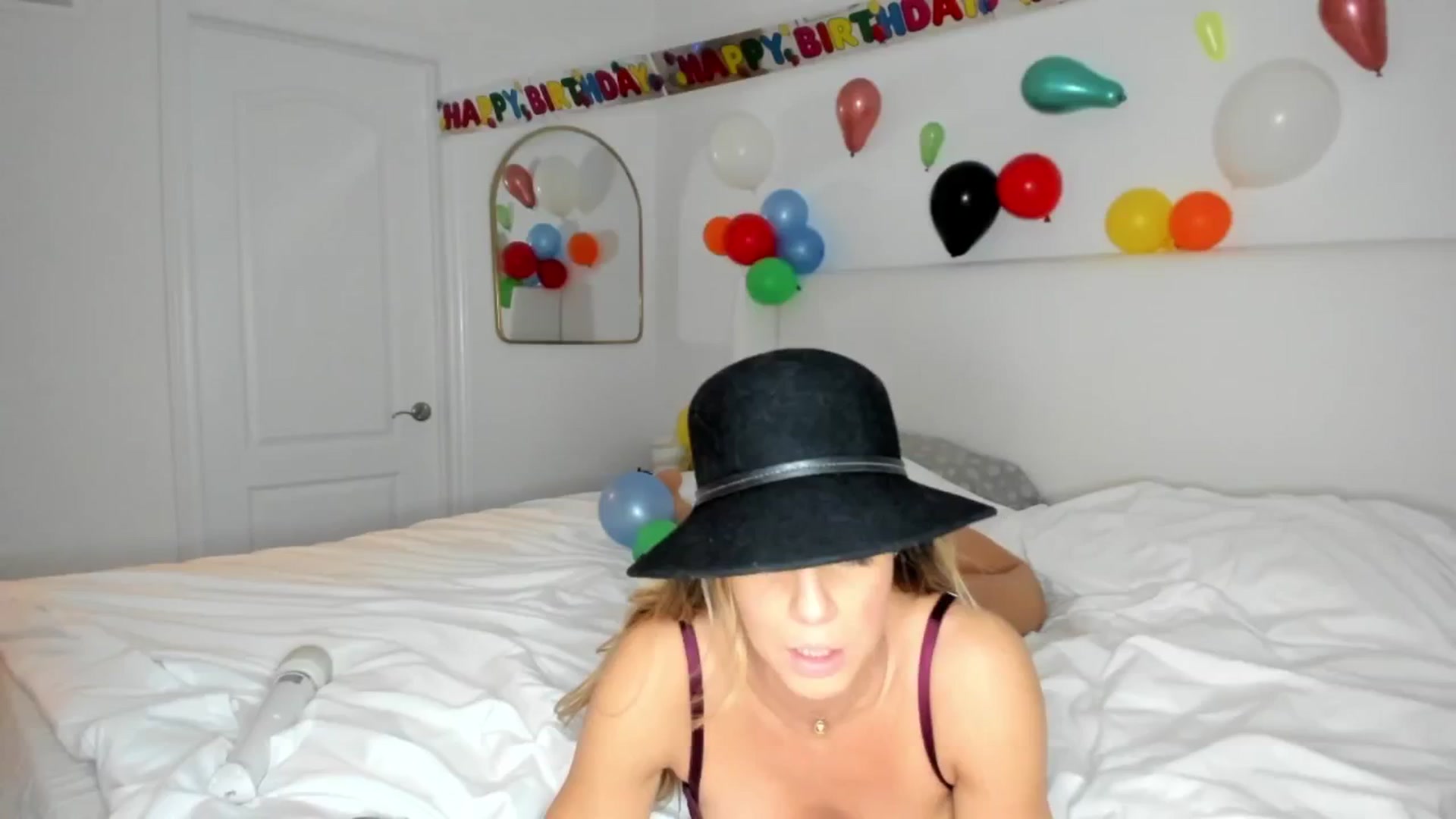 Gallery image thumbnail from Auvrielle's myfreecams stream on, 12/16/2024, 20:42 image 14 of 20