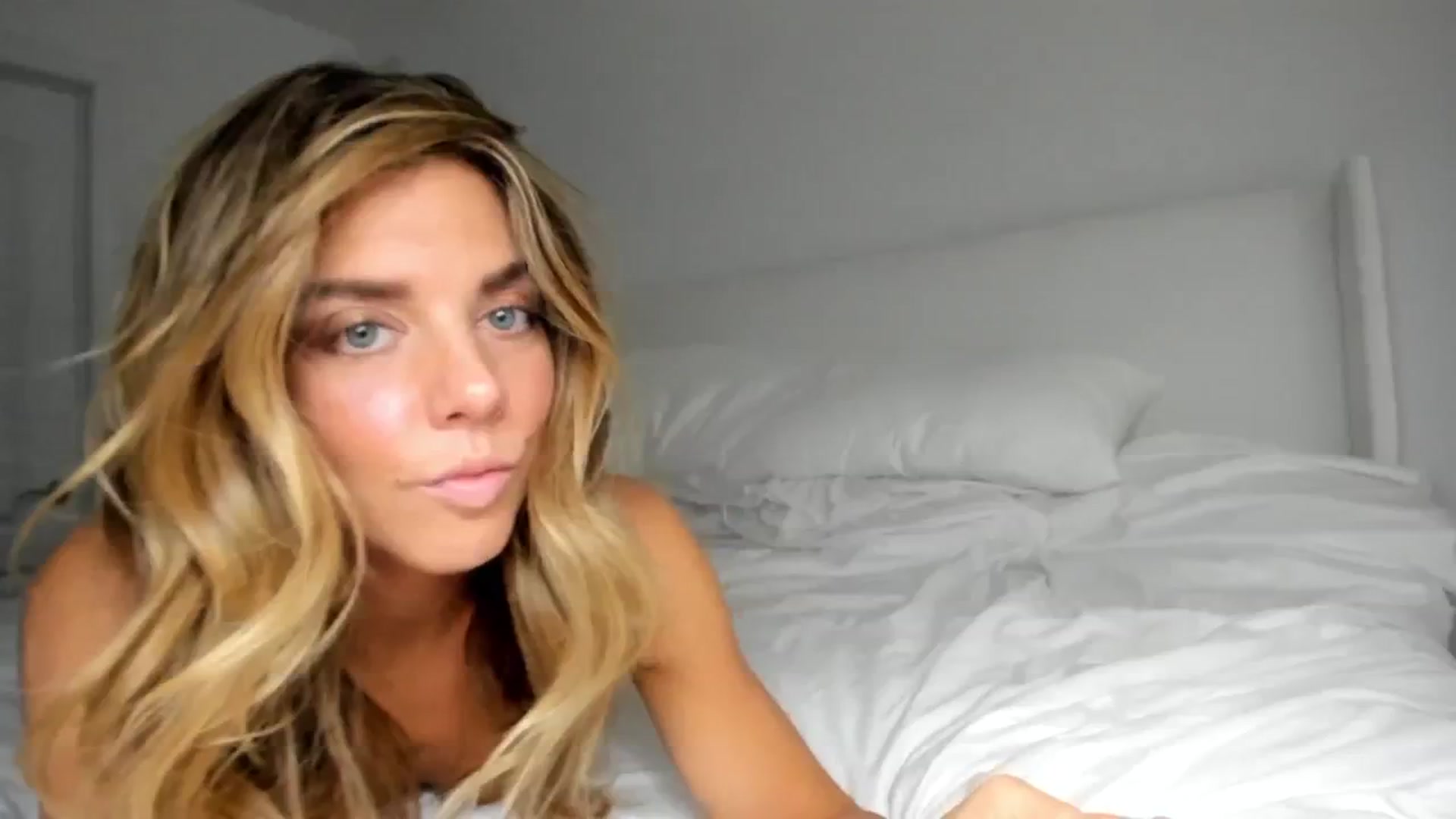 Gallery image thumbnail from Auvrielle's myfreecams stream on, 01/23/2025, 17:11 image 9 of 20