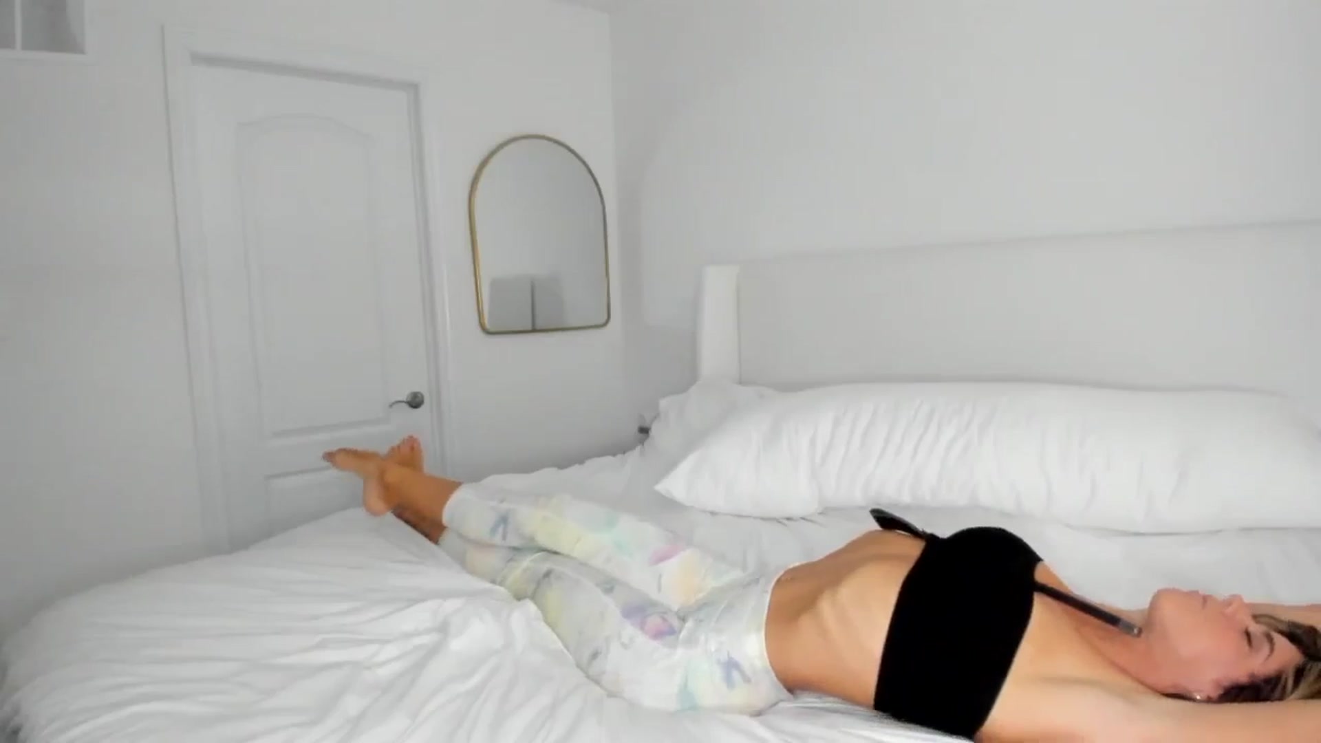 Gallery image thumbnail from Auvrielle's myfreecams stream on, 01/27/2025, 18:51 image 9 of 20