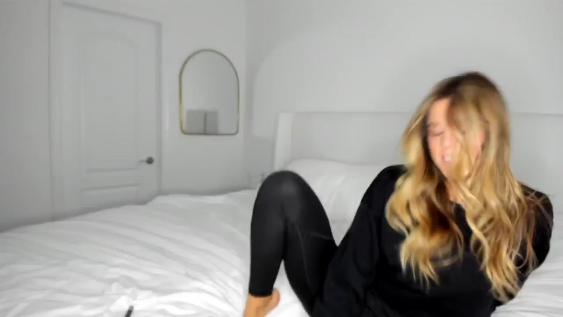 Gallery image thumbnail from Auvrielle's myfreecams stream on, 01/28/2025, 16:58 image 13 of 20